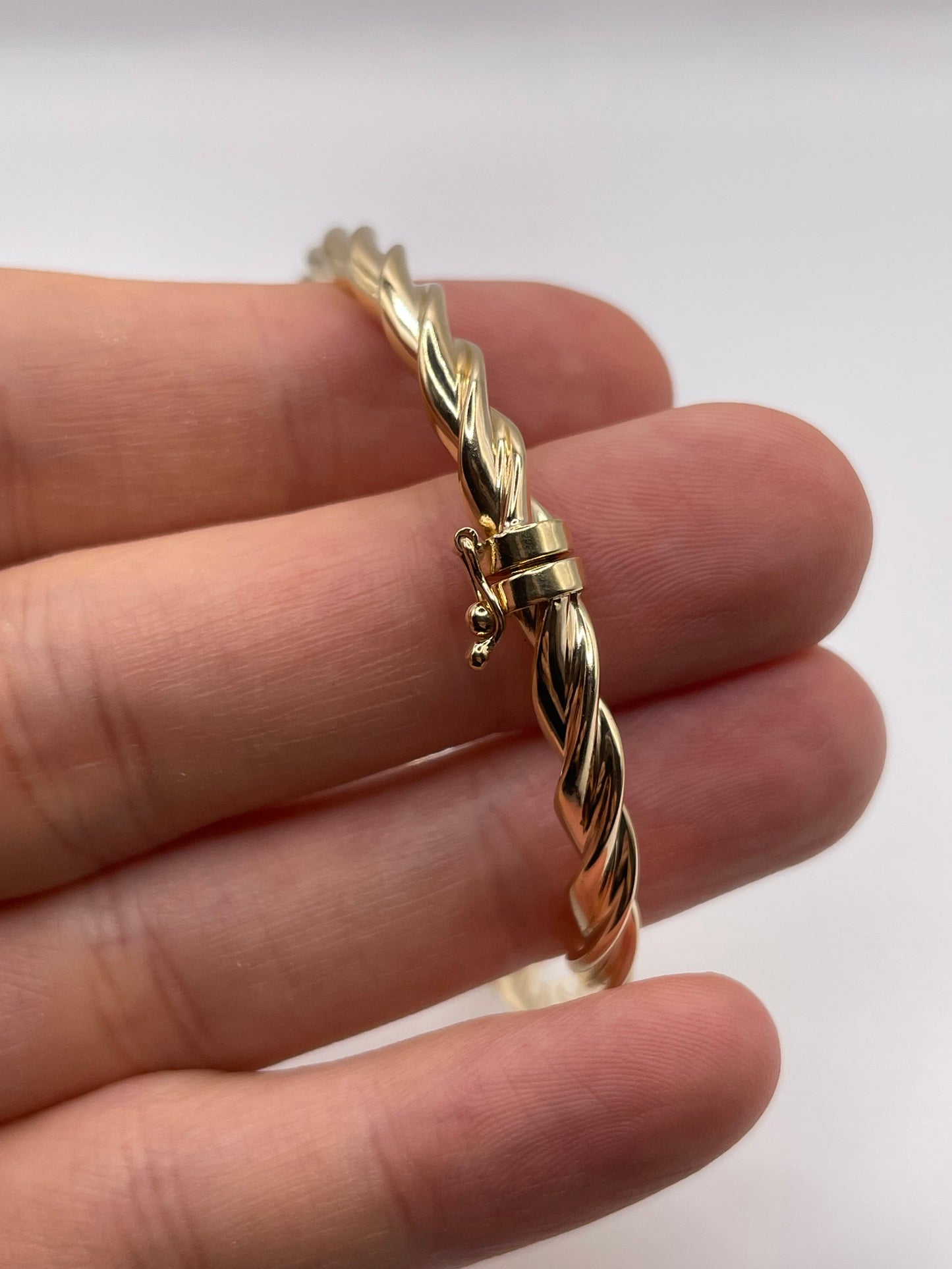 9ct gold bangle