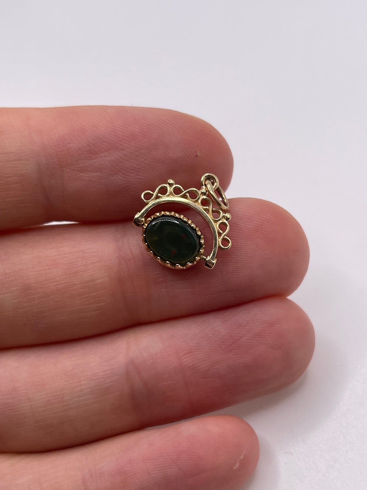 9ct gold onyx and bloodstone spinning fob pendant