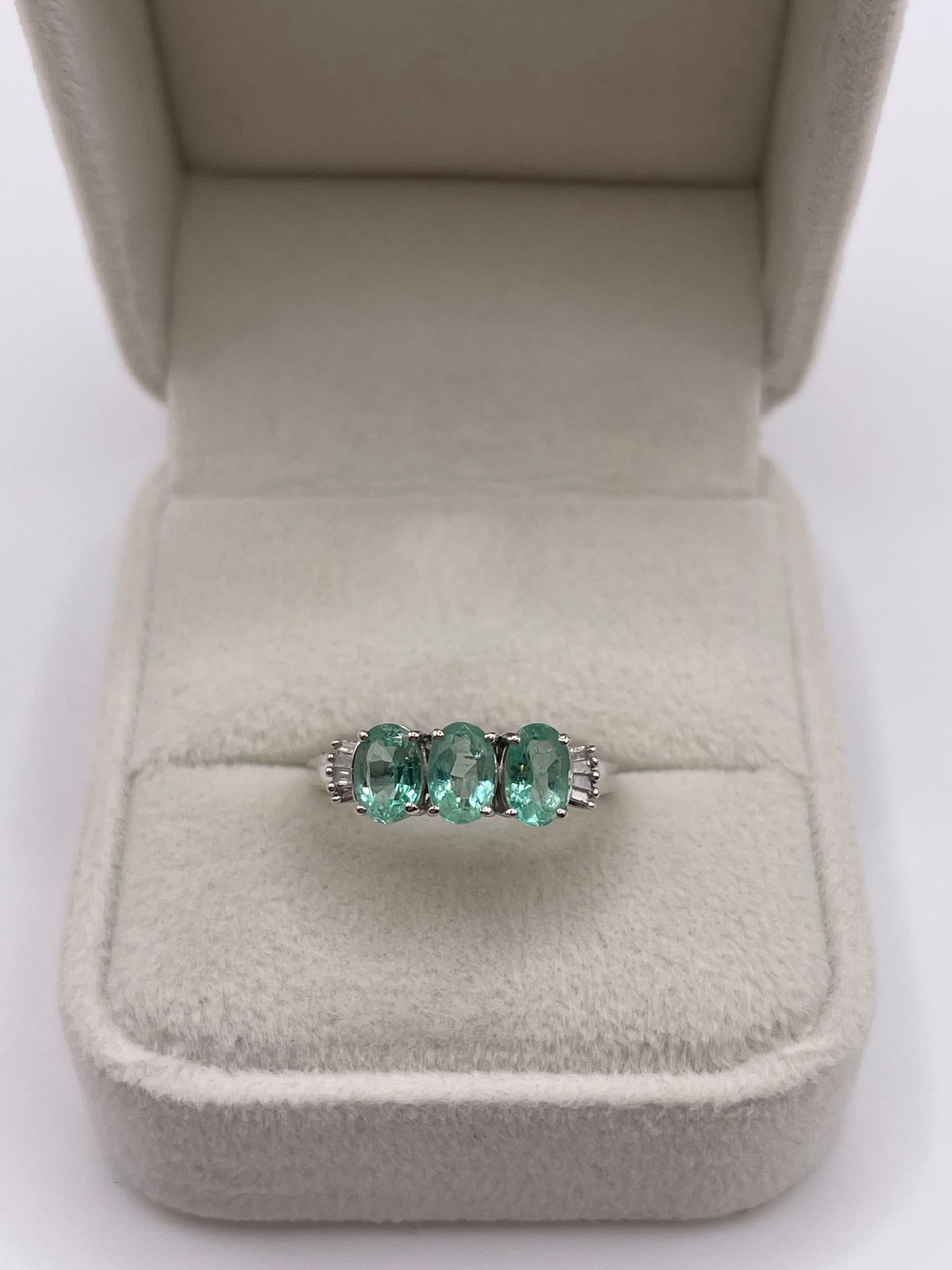 9ct white gold emerald and diamond ring