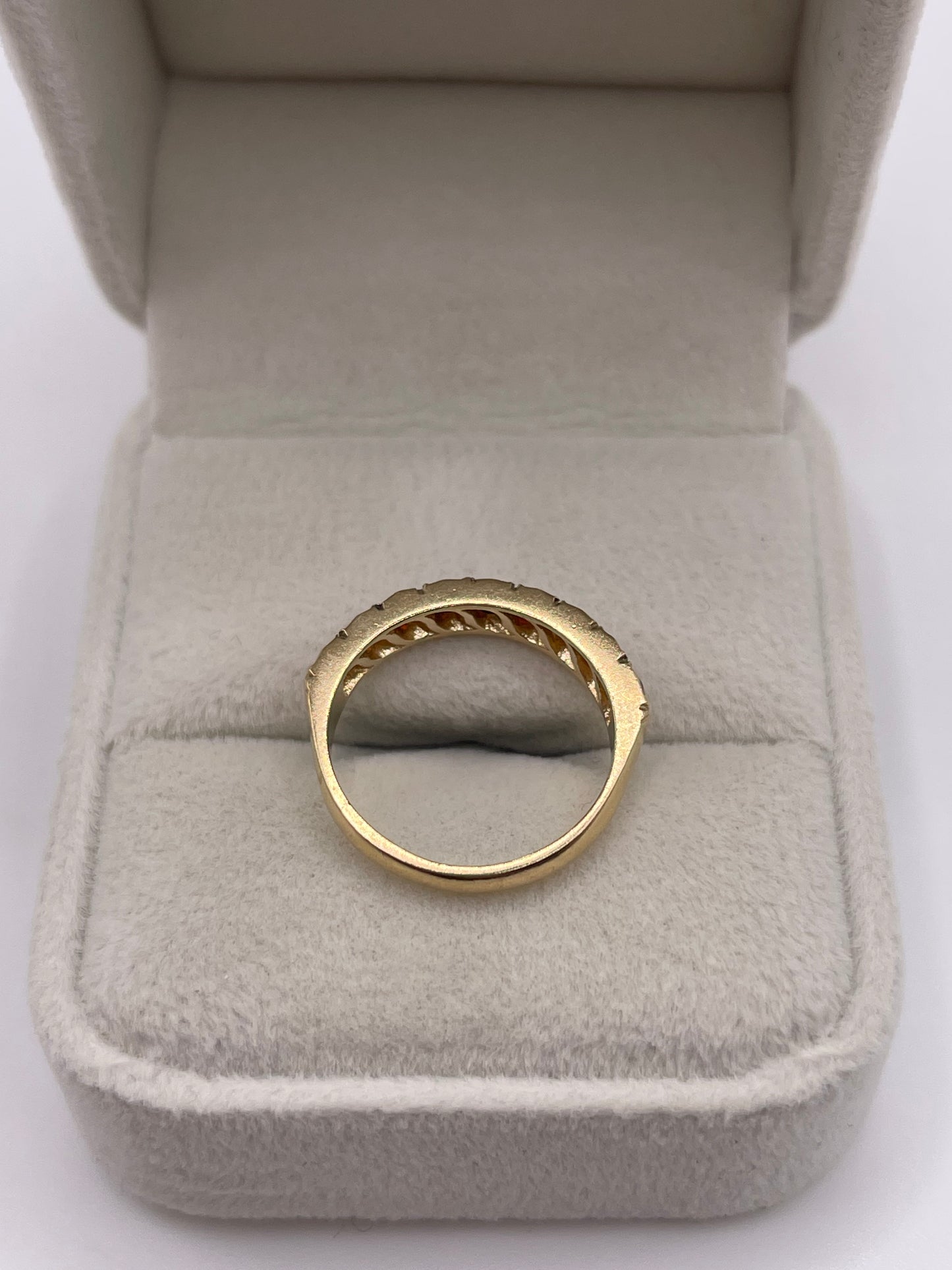 9ct gold garnet ring