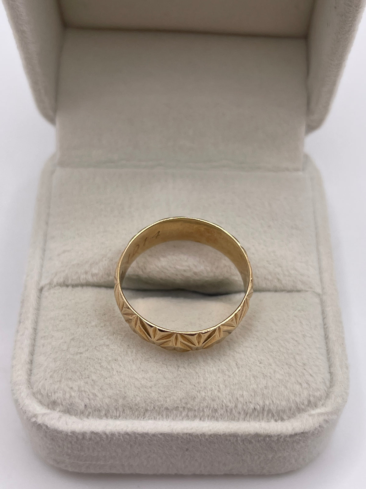 9ct gold patterned band