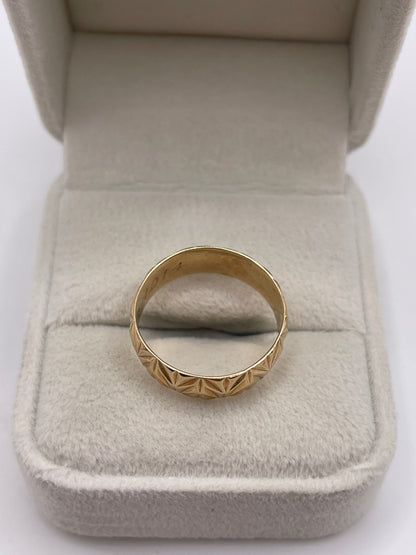 9ct gold patterned band