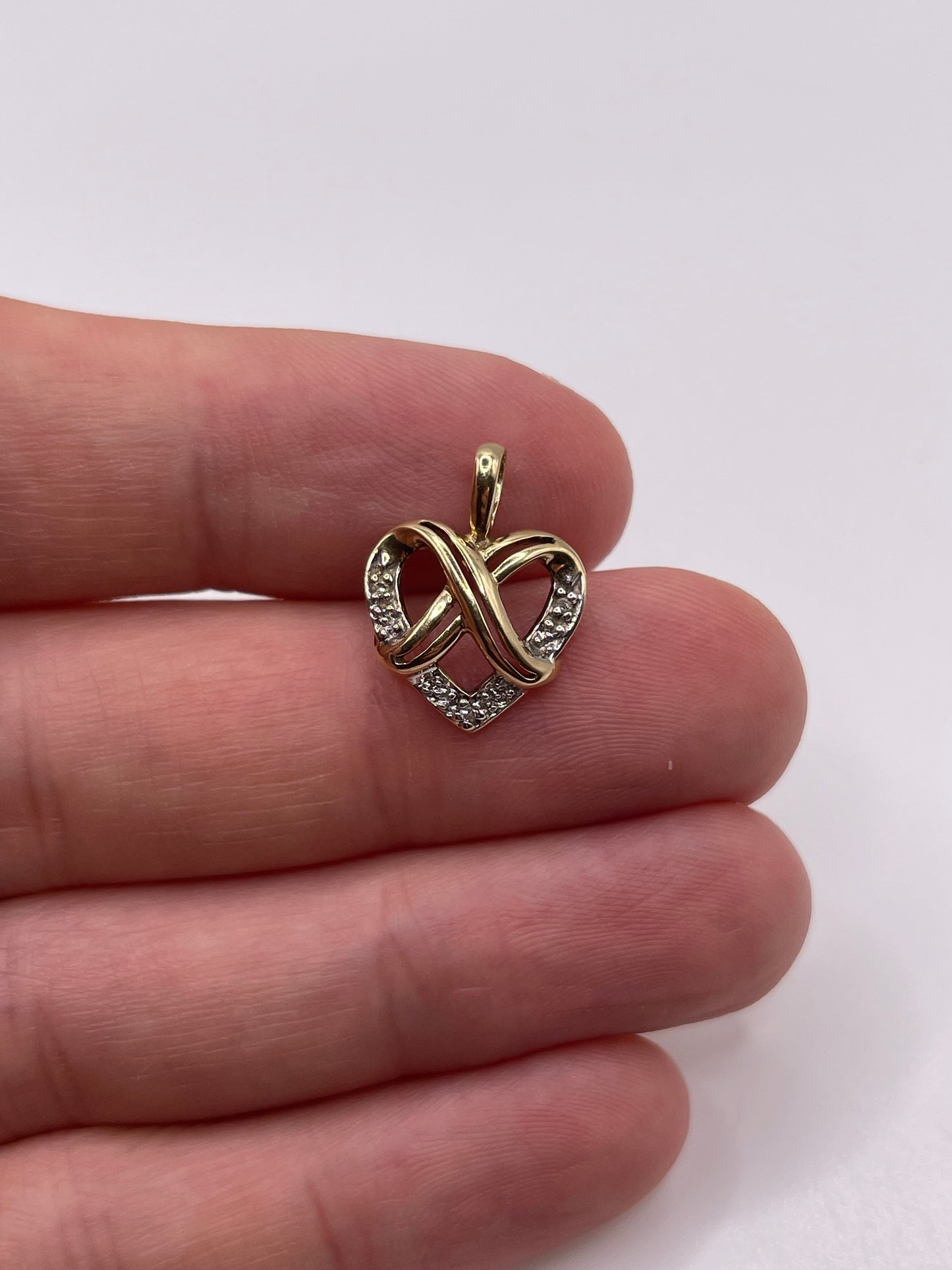 9ct gold diamond heart pendant