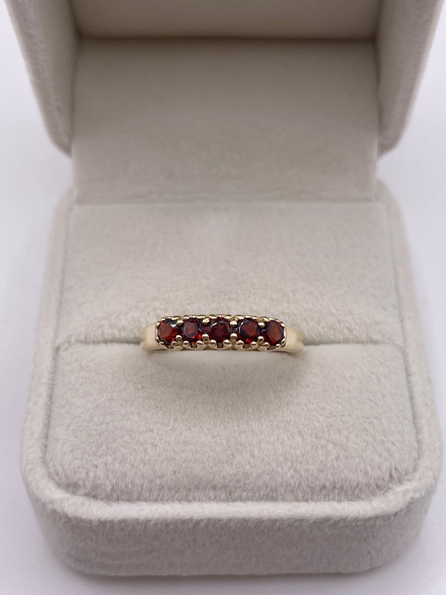 9ct gold garnet ring