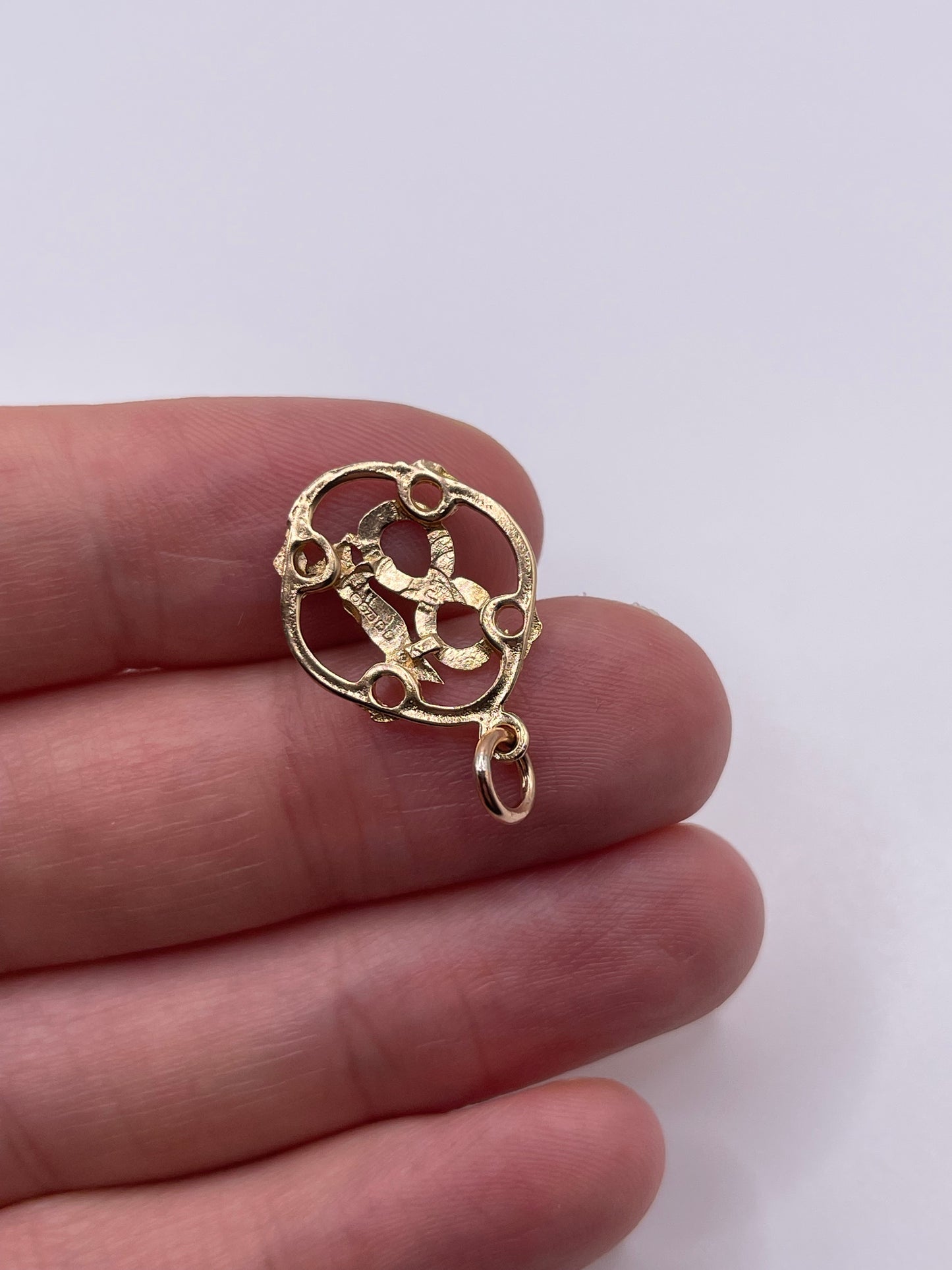 9ct gold 18 pendant