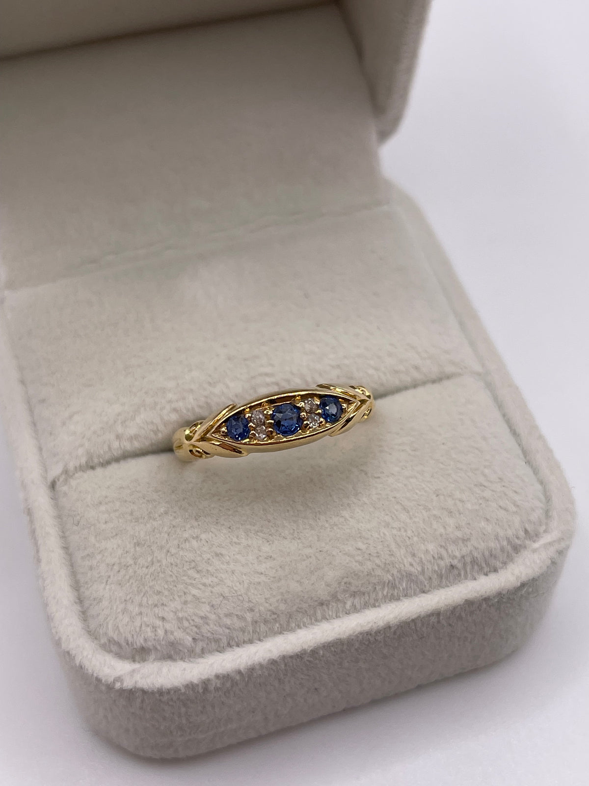 Antique 18ct gold sapphire and diamond ring