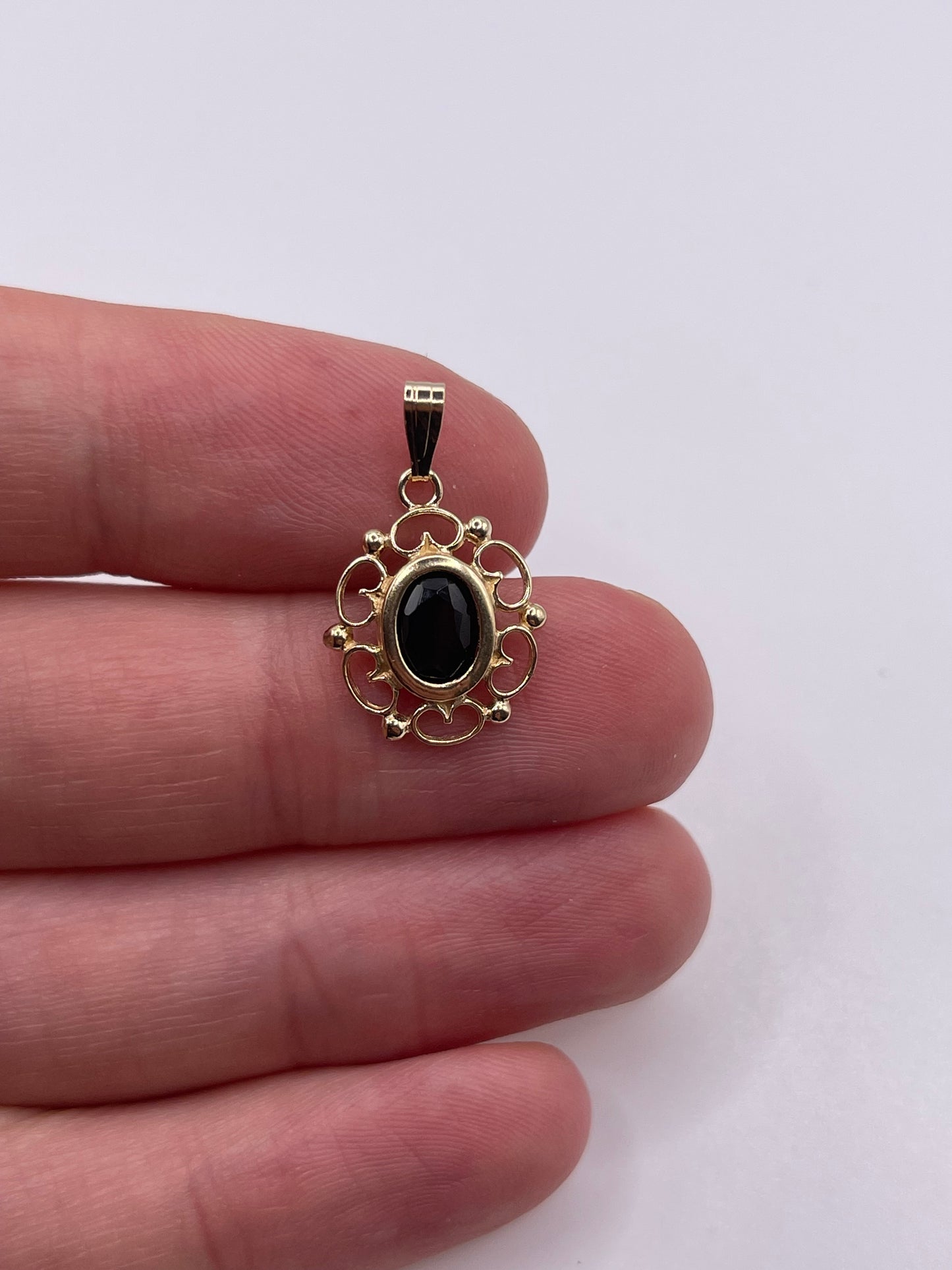 9ct gold garnet pendant
