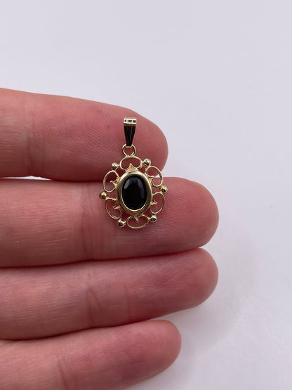 9ct gold garnet pendant