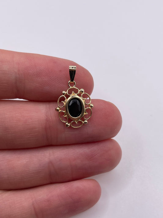 9ct gold garnet pendant