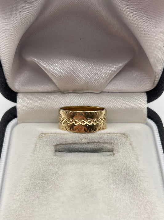 9ct gold engraved band