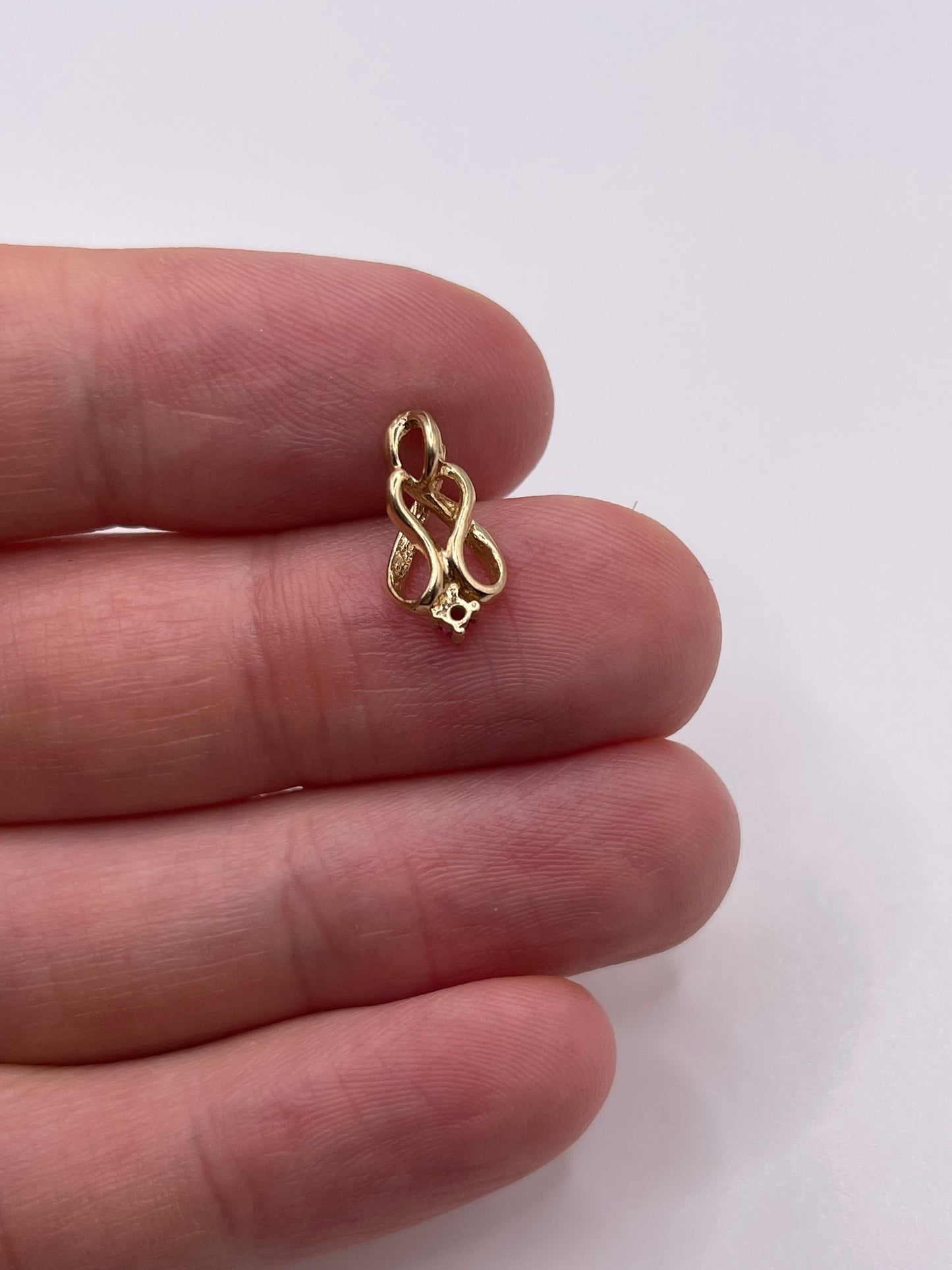 9ct gold ruby pendant