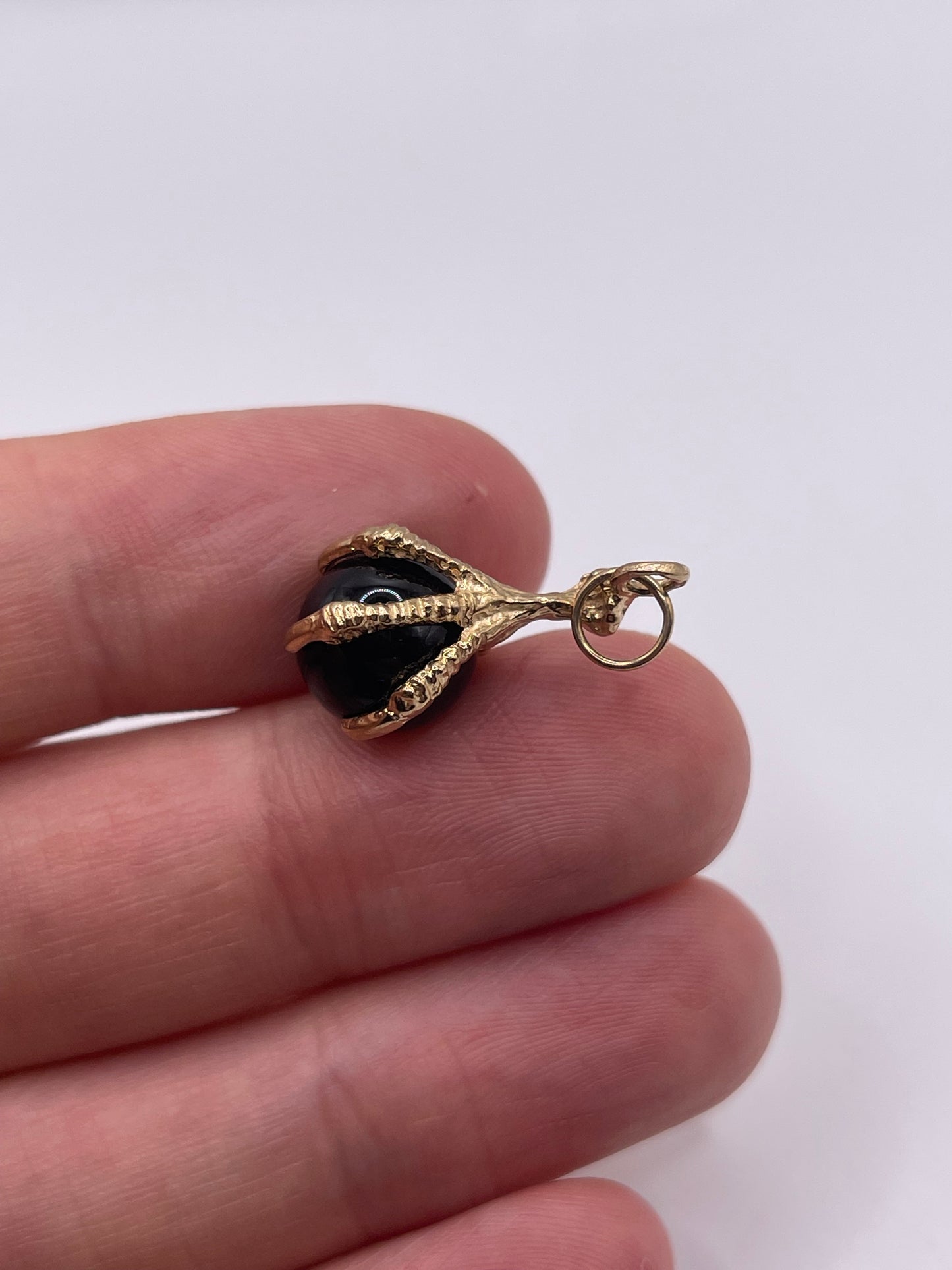 9ct gold onyx claw pendant
