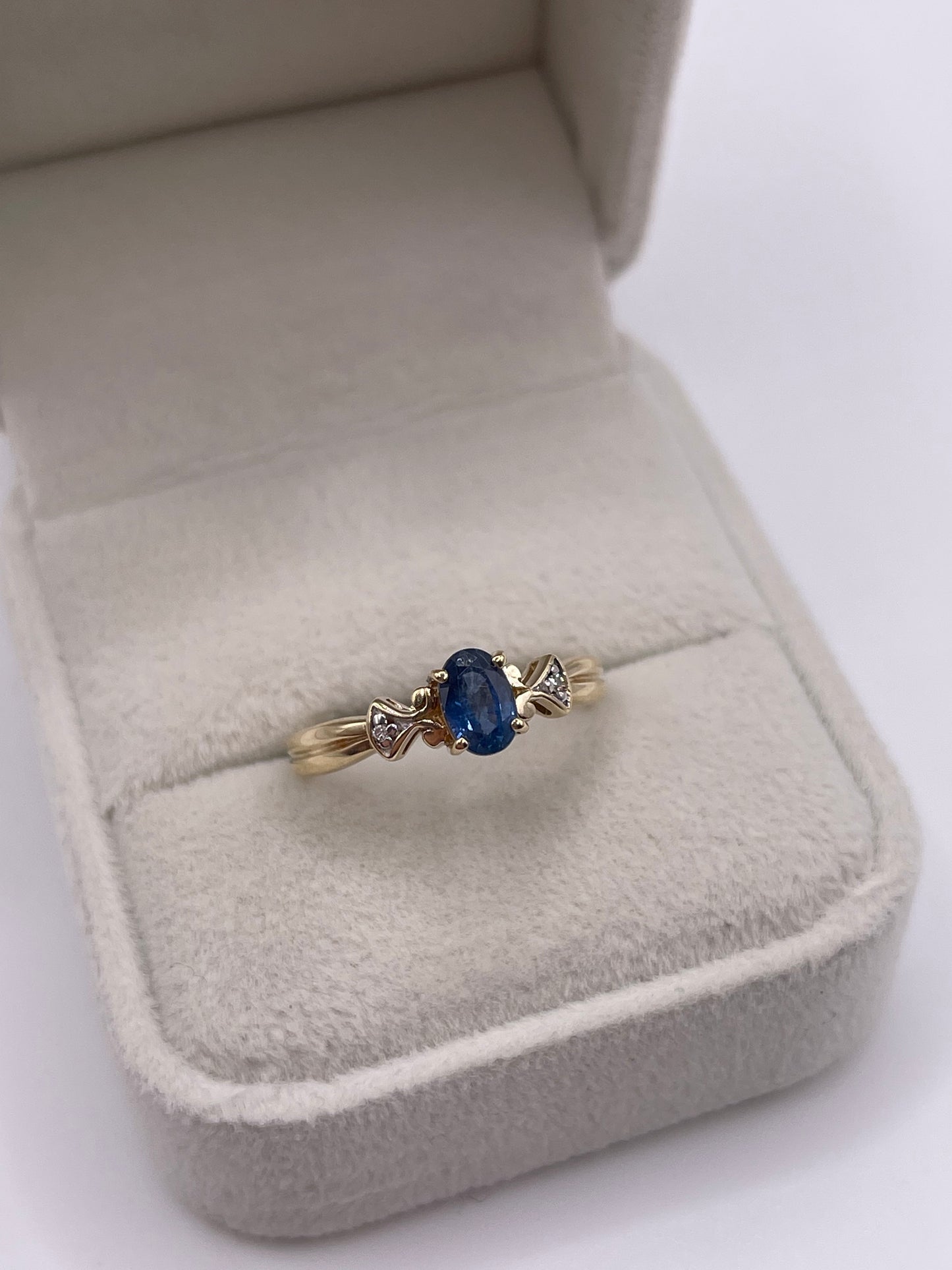 9ct gold kyanite and diamond ring