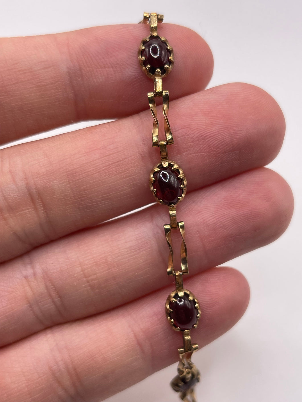 9ct gold cabochon garnet bracelet