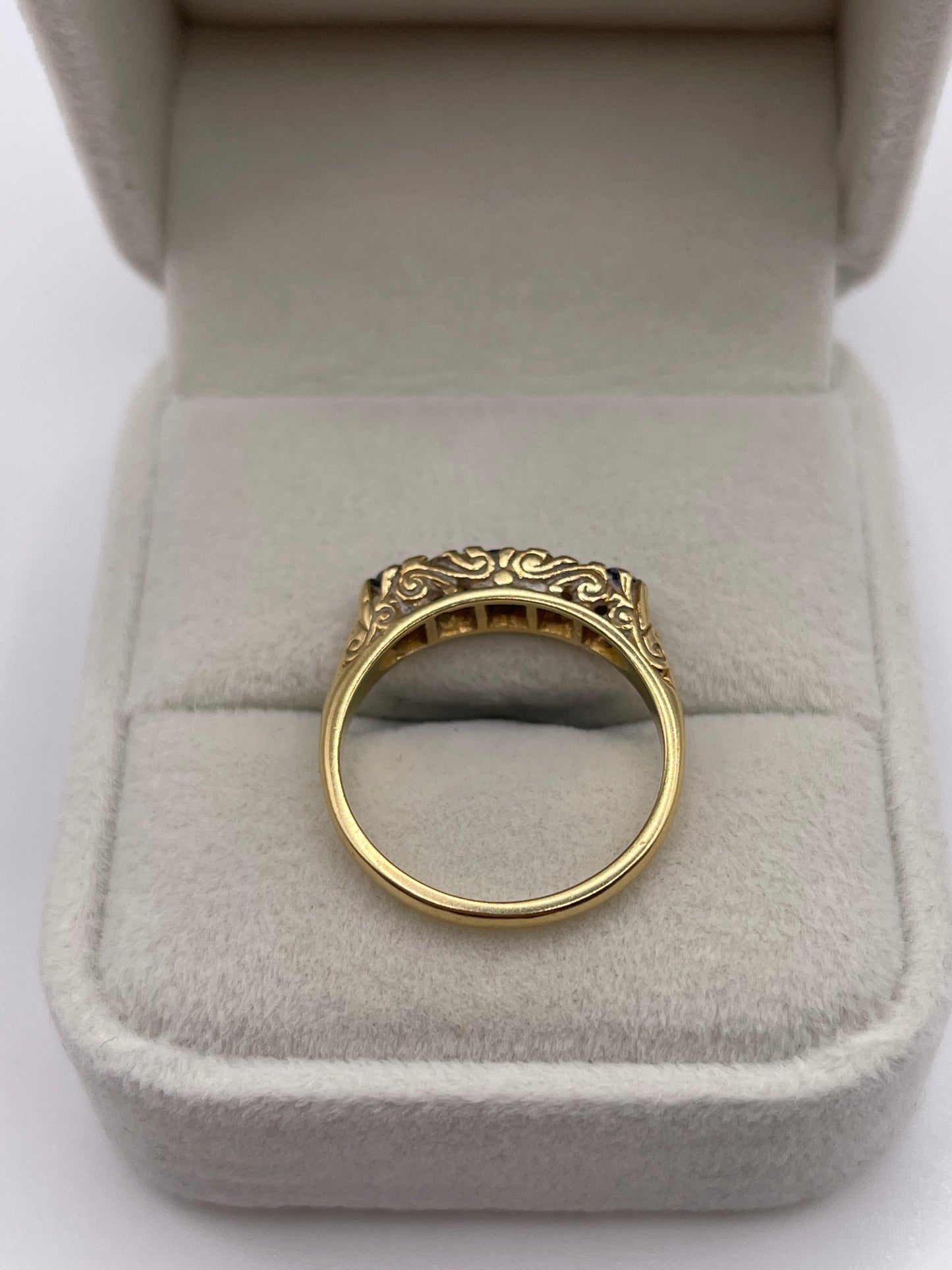 18ct gold sapphire and diamond ring