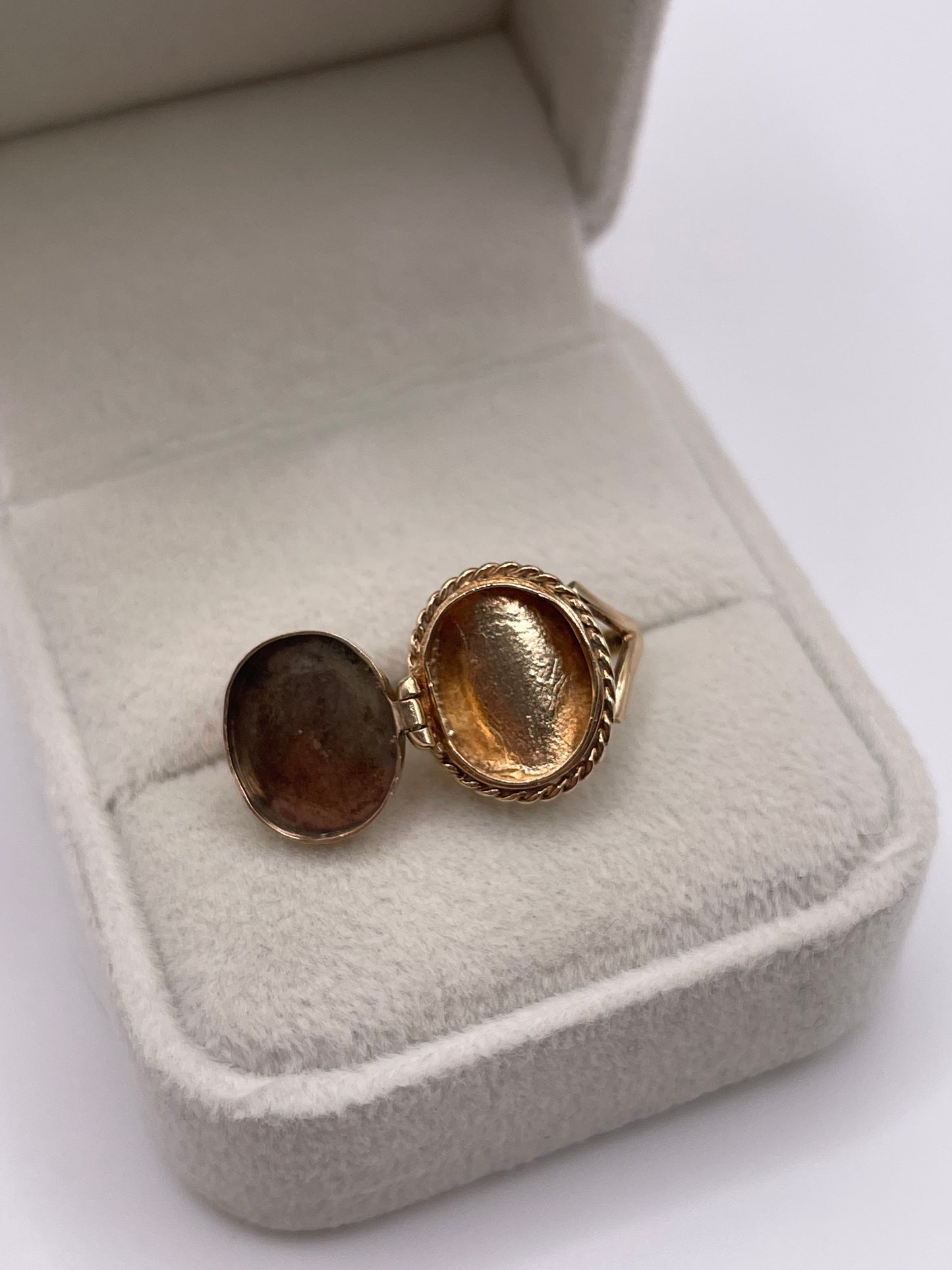 9ct gold locket ring