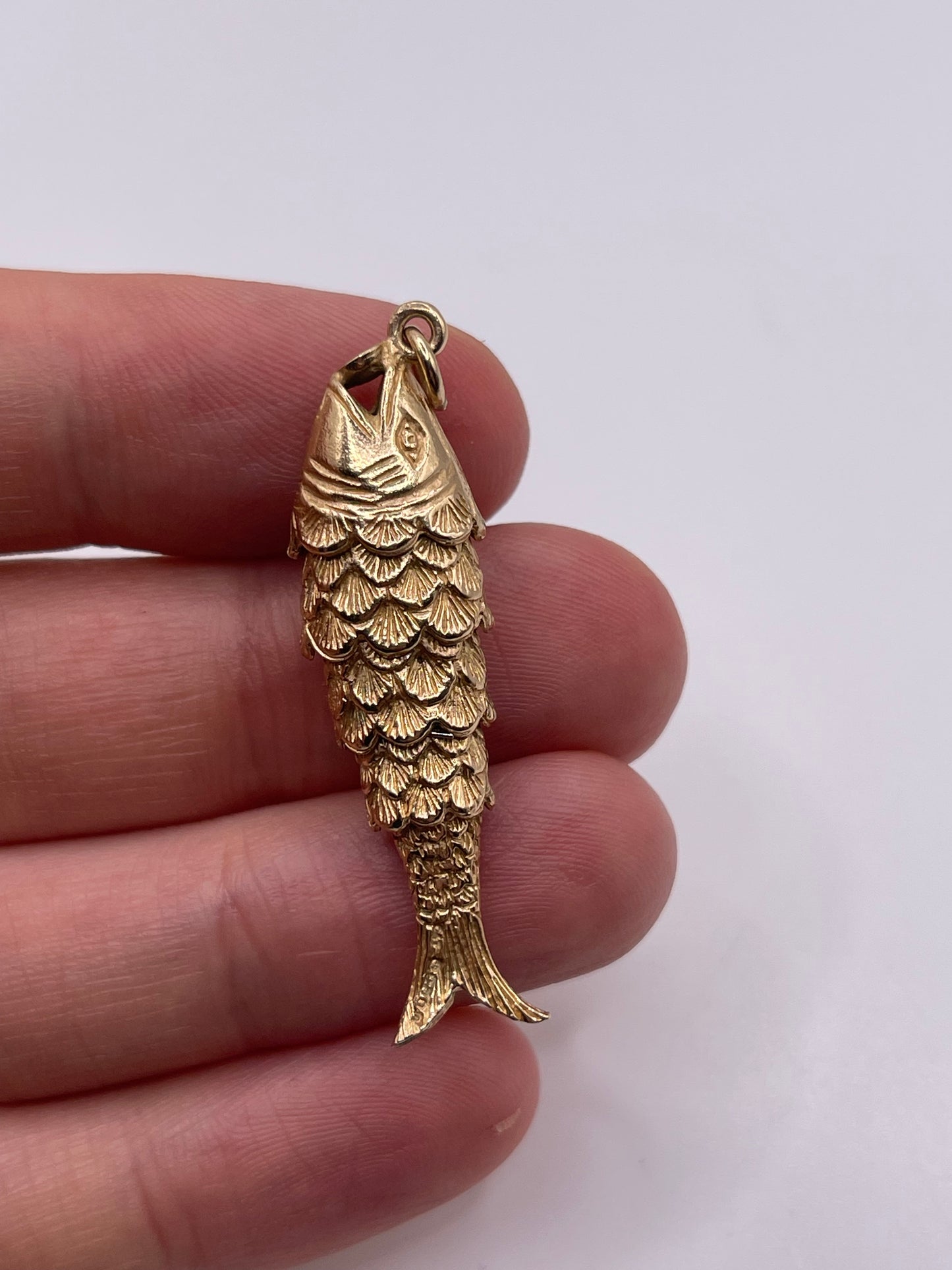9ct gold articulated fish pendant