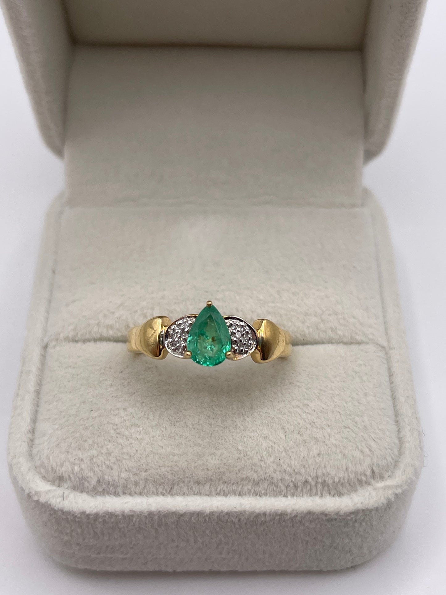 18ct gold emerald and diamond ring