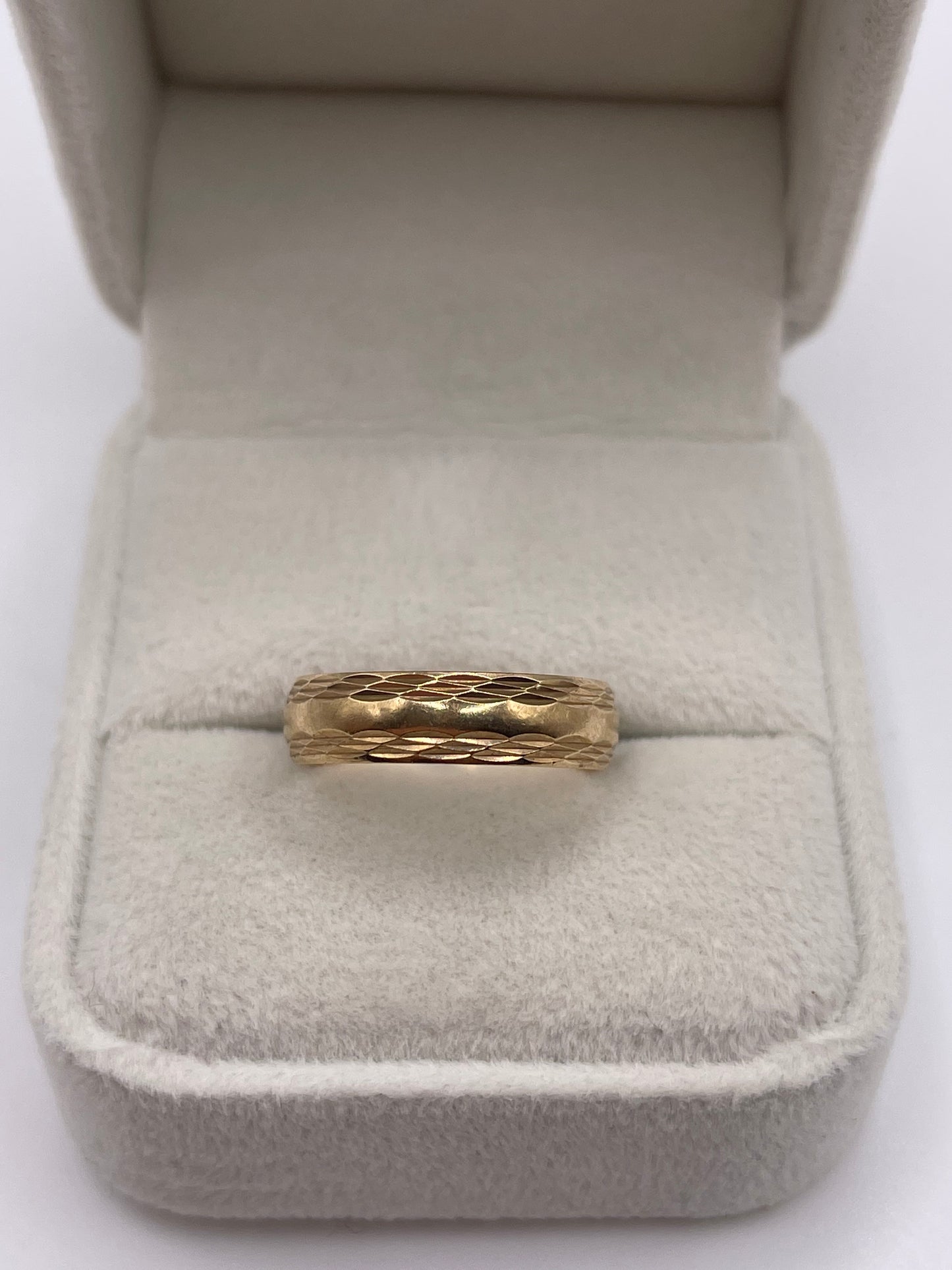 9ct gold patterned band