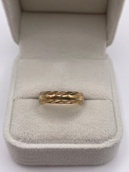 9ct gold patterned band