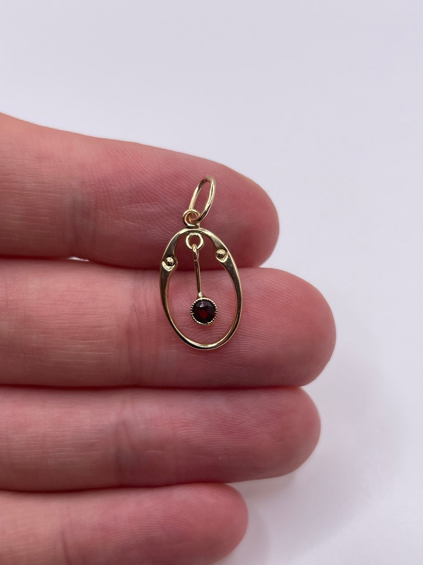 9ct gold garnet pendant