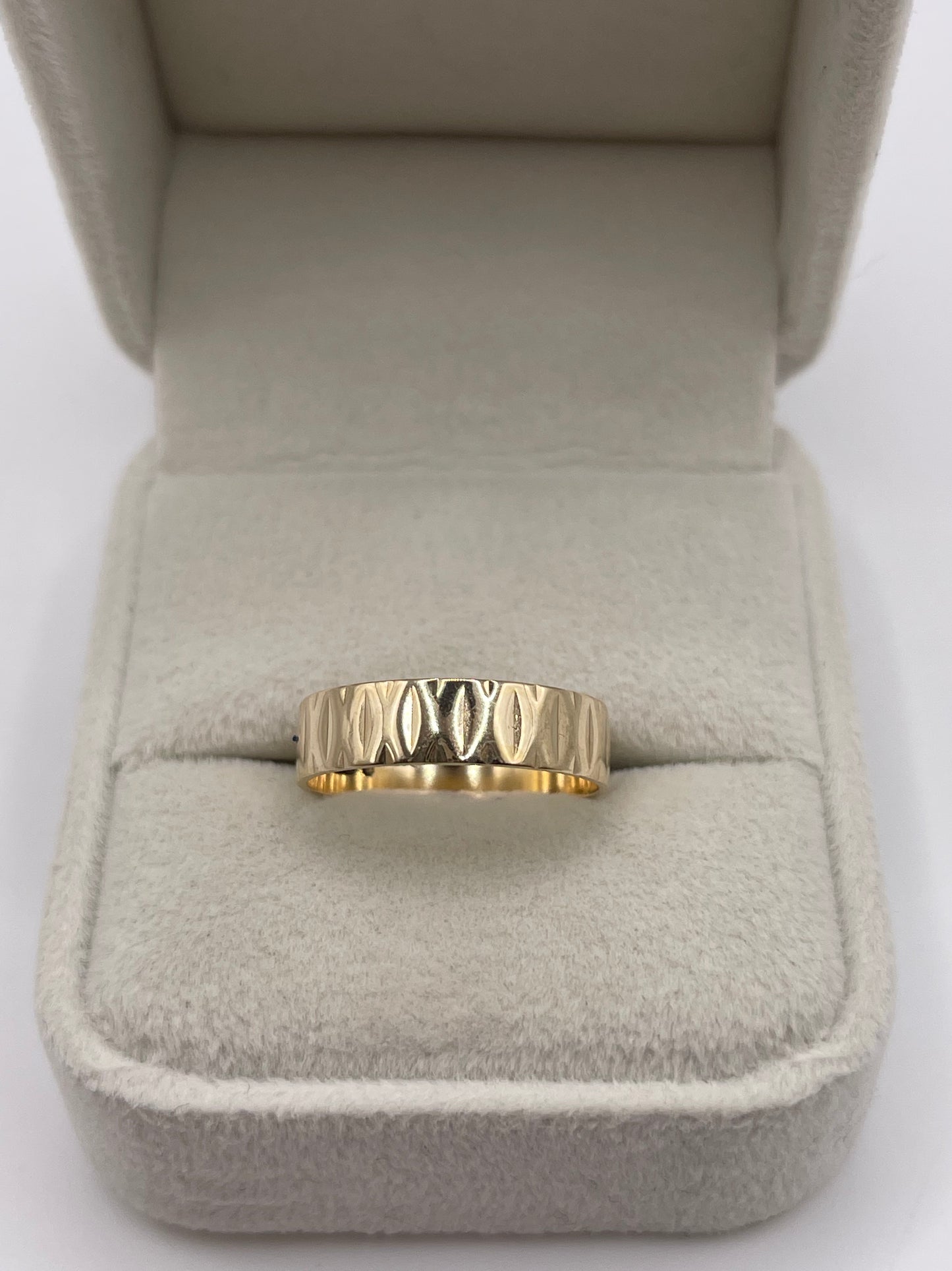 9ct gold patterned band
