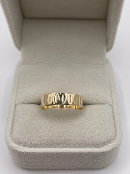 9ct gold patterned band
