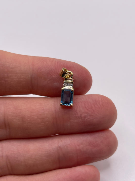9ct gold topaz and diamond pendant