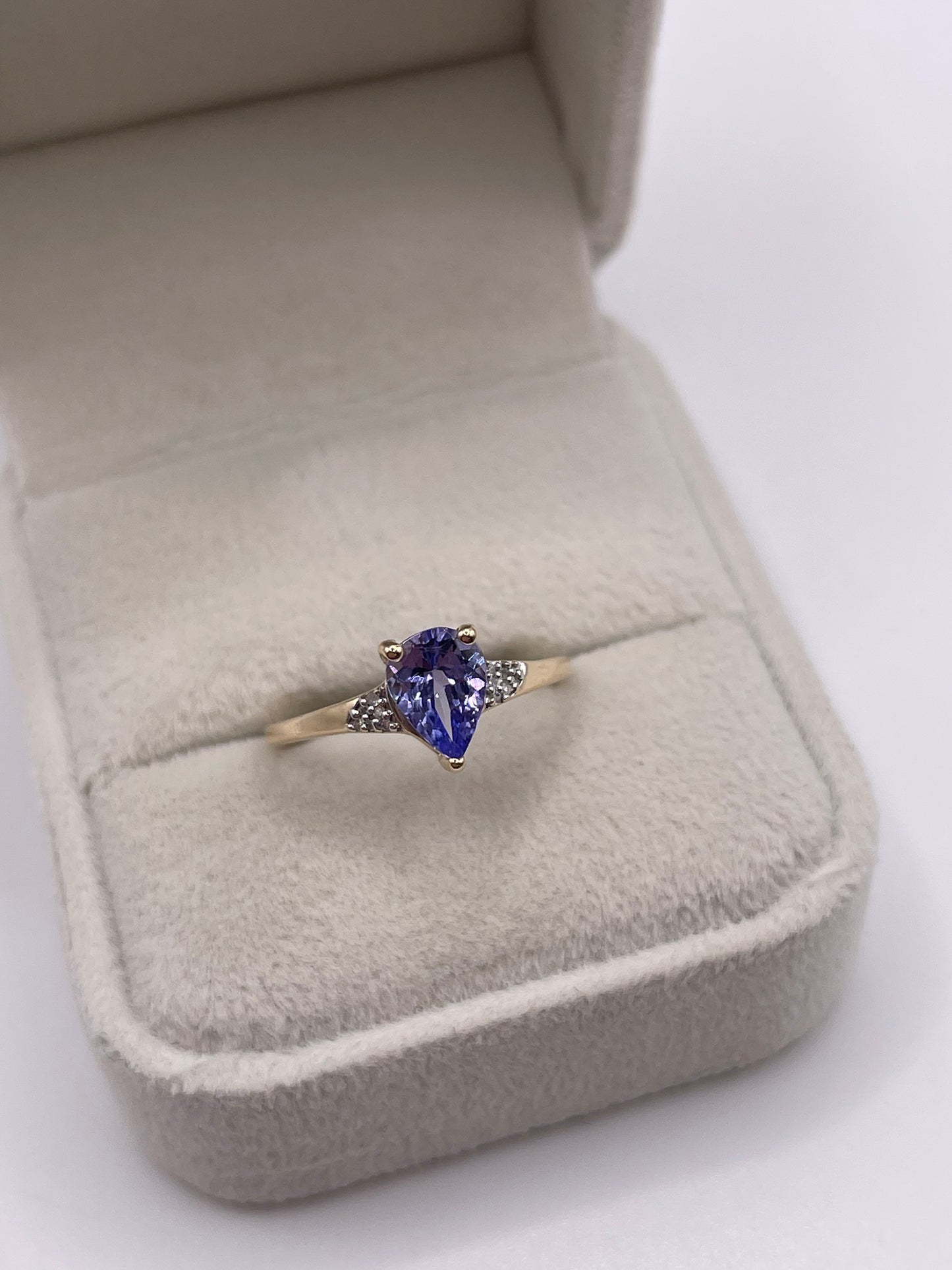 9ct gold tanzanite and diamond ring