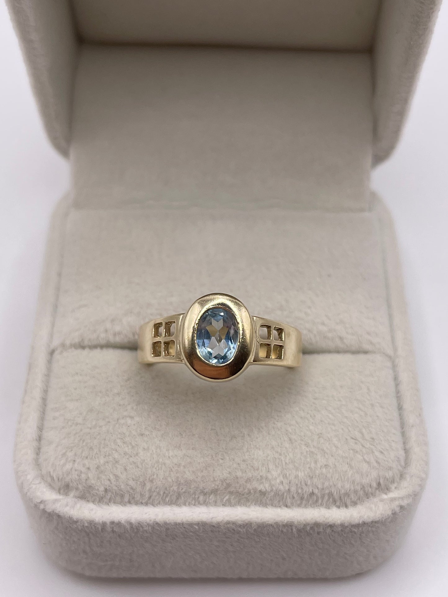 9ct gold blue topaz ring