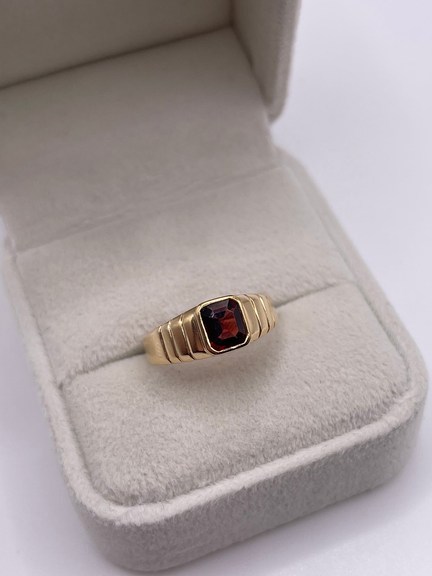 9ct gold garnet ring