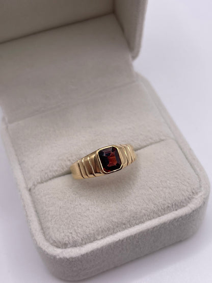 9ct gold garnet ring