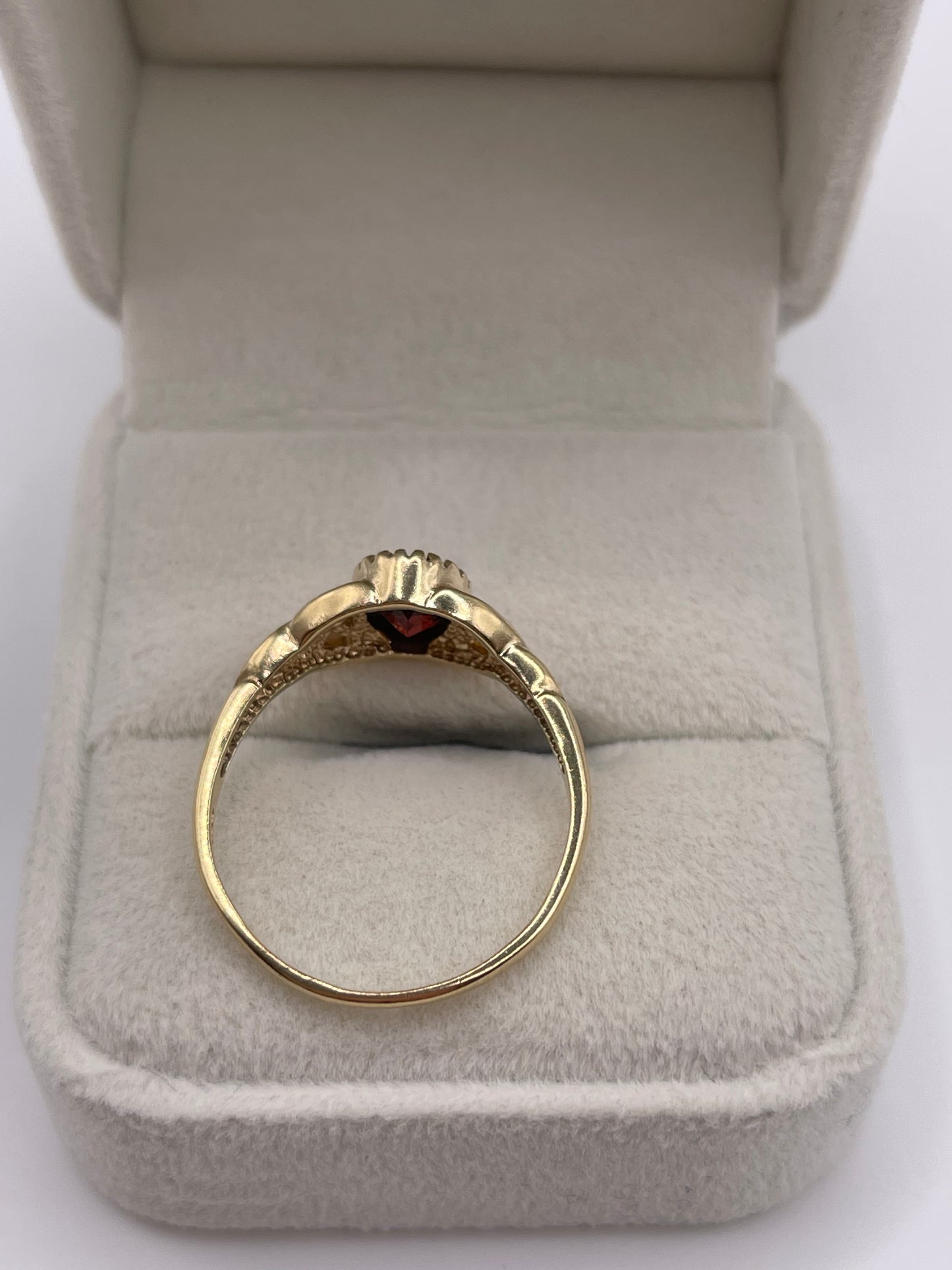 9ct gold garnet ring