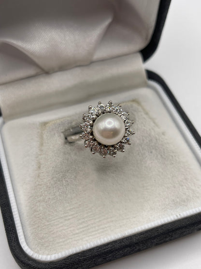 18ct white gold pearl and diamond ring