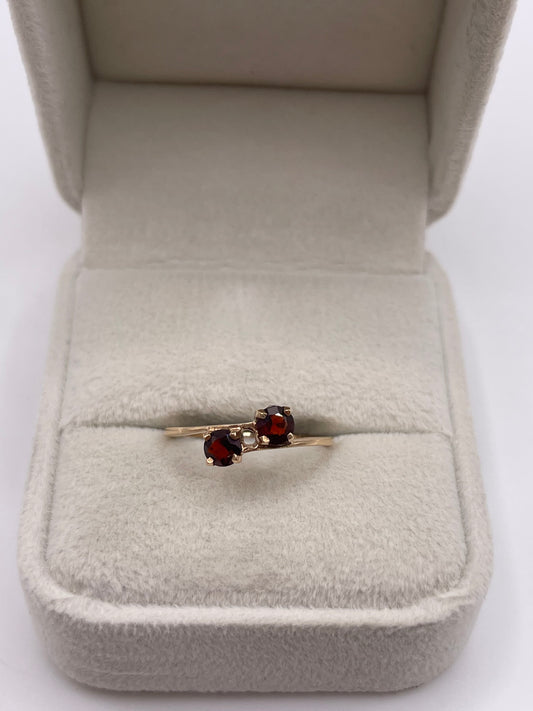 9ct gold garnet ring