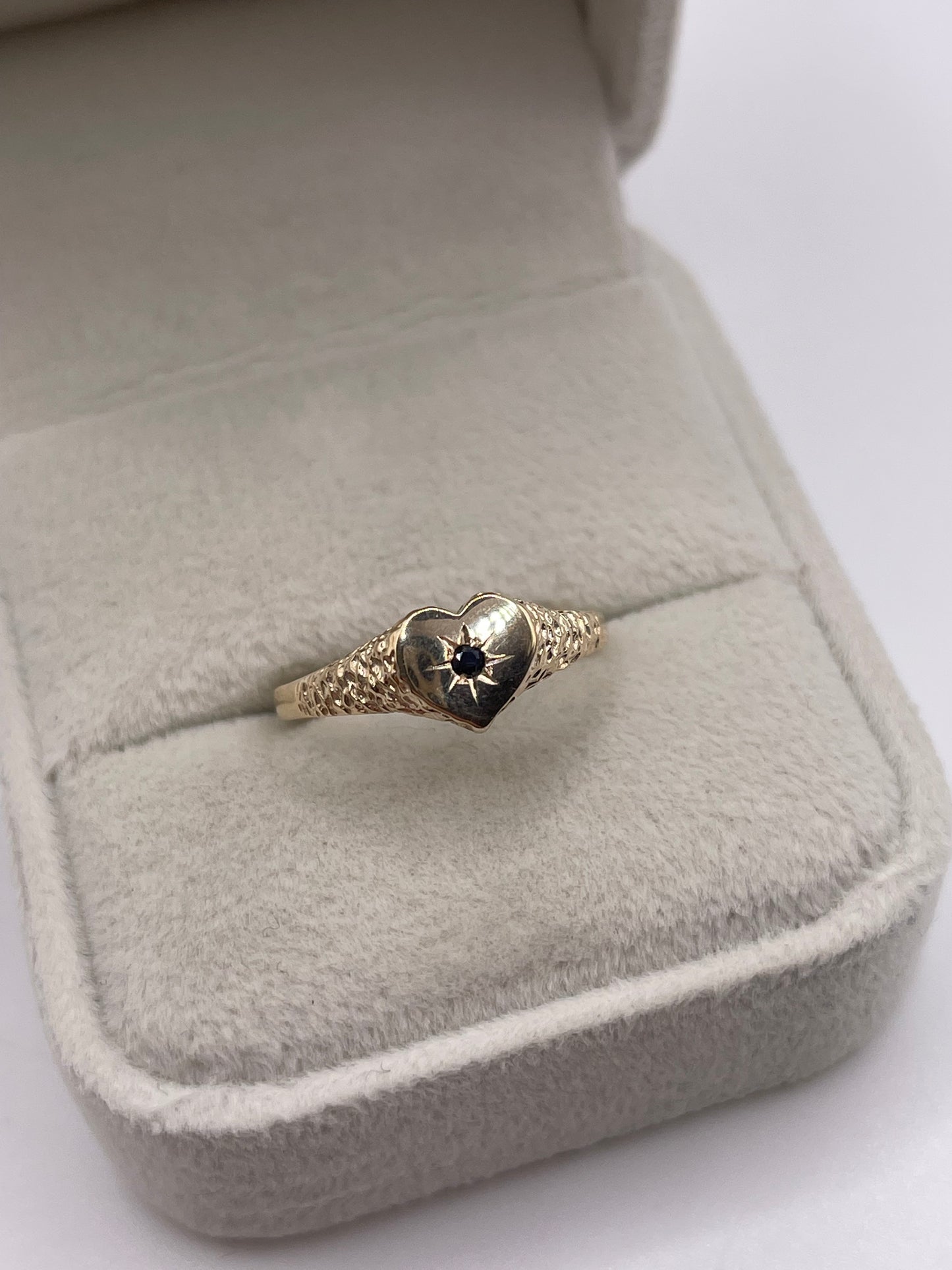 9ct gold sapphire heart ring