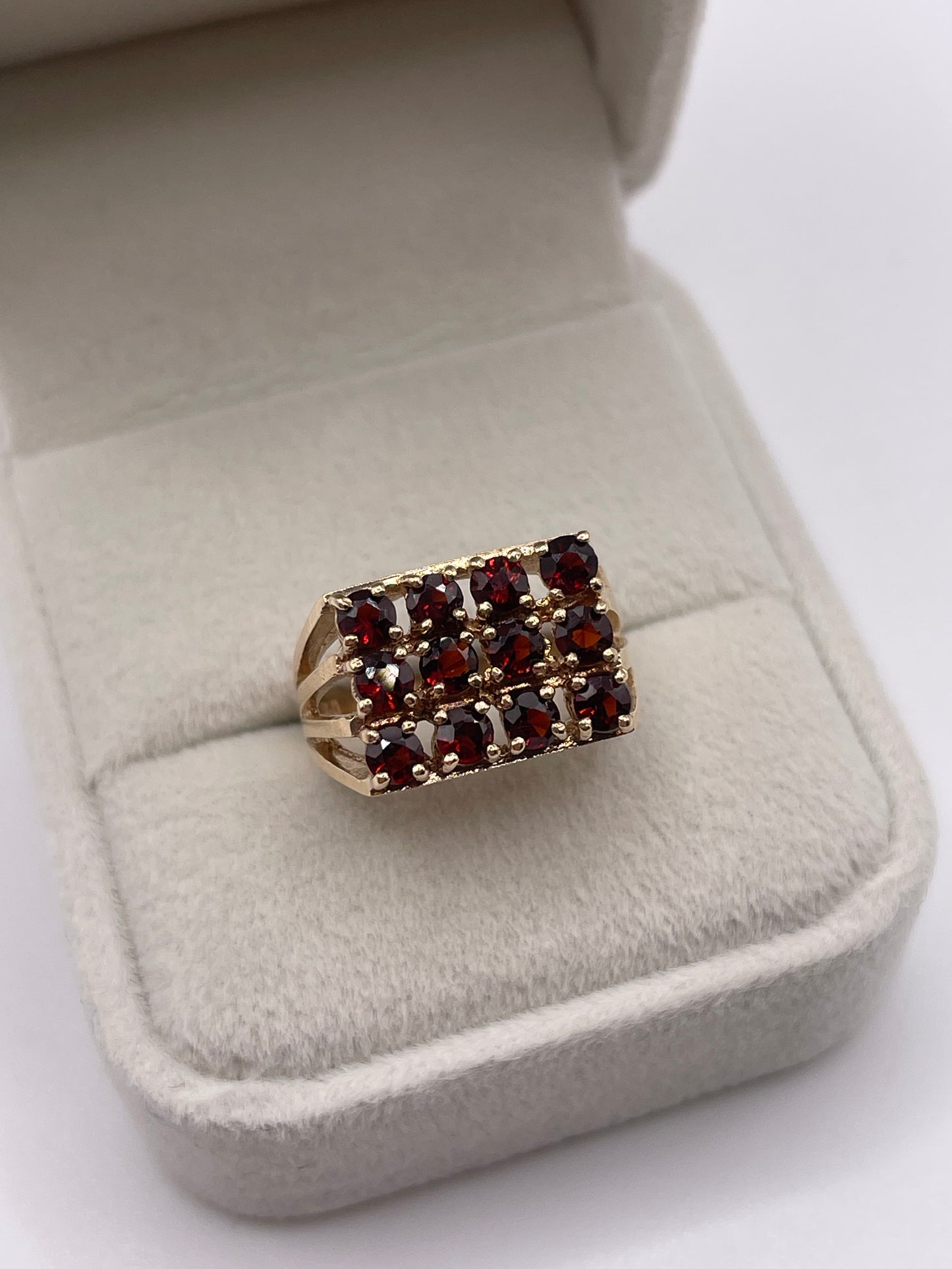 9ct gold garnet cluster ring