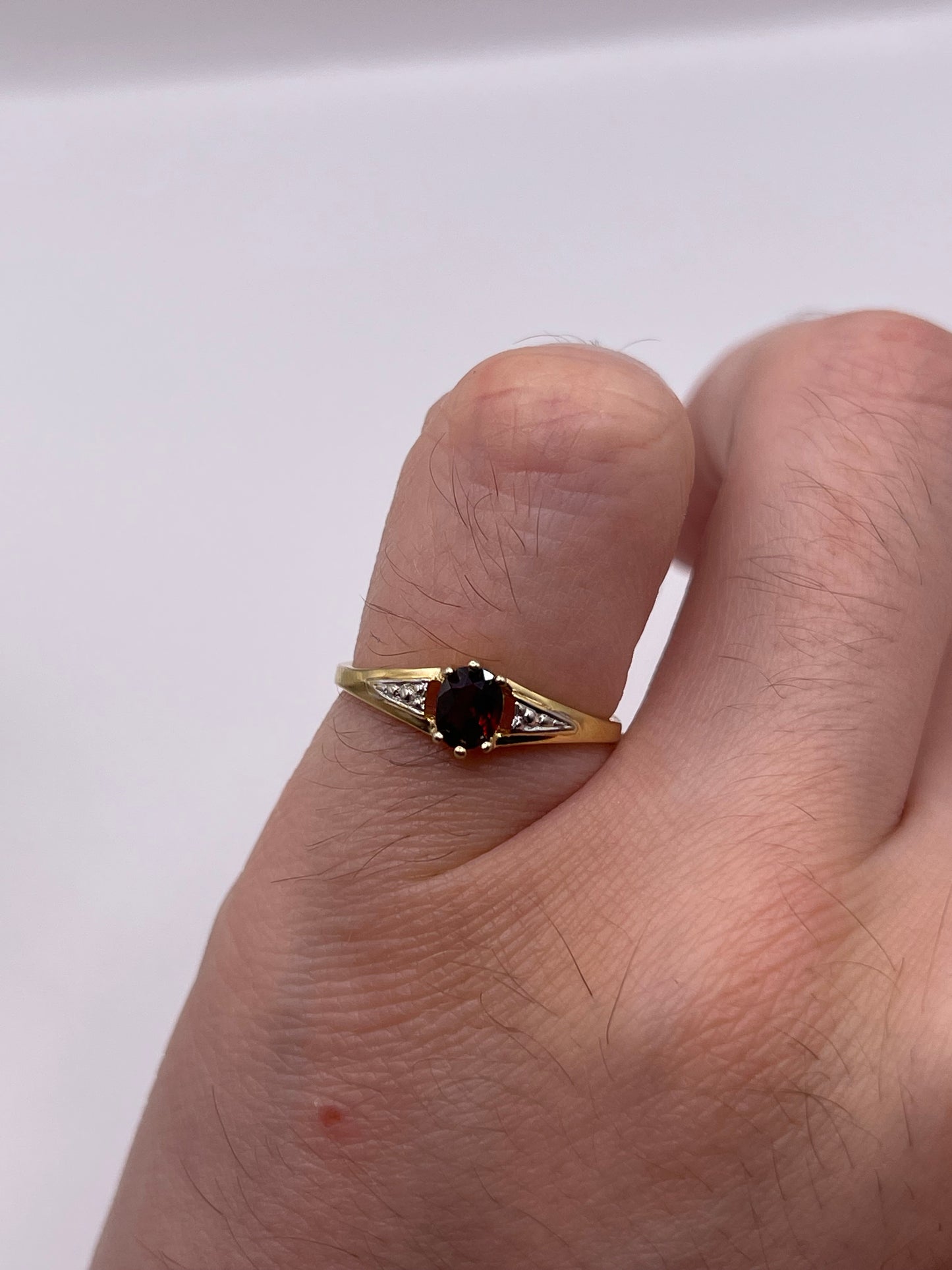 8ct gold garnet ring
