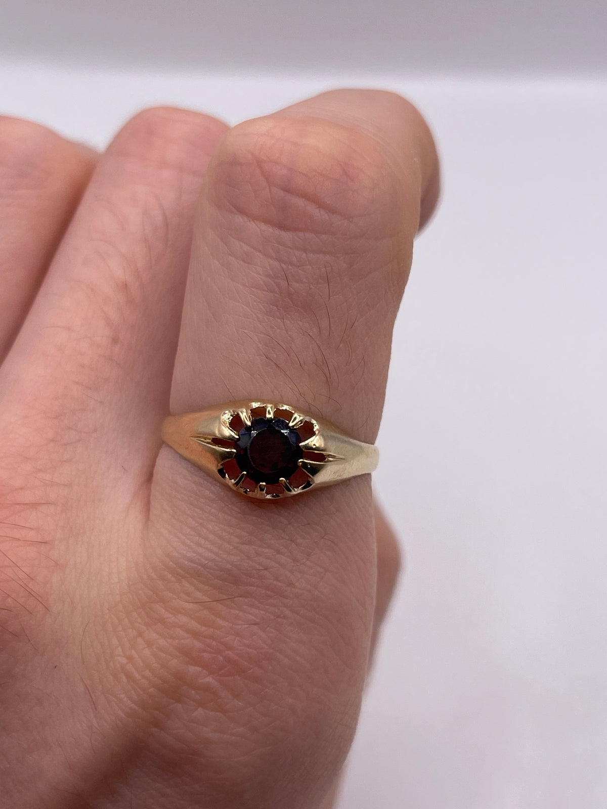 9ct gold garnet ring