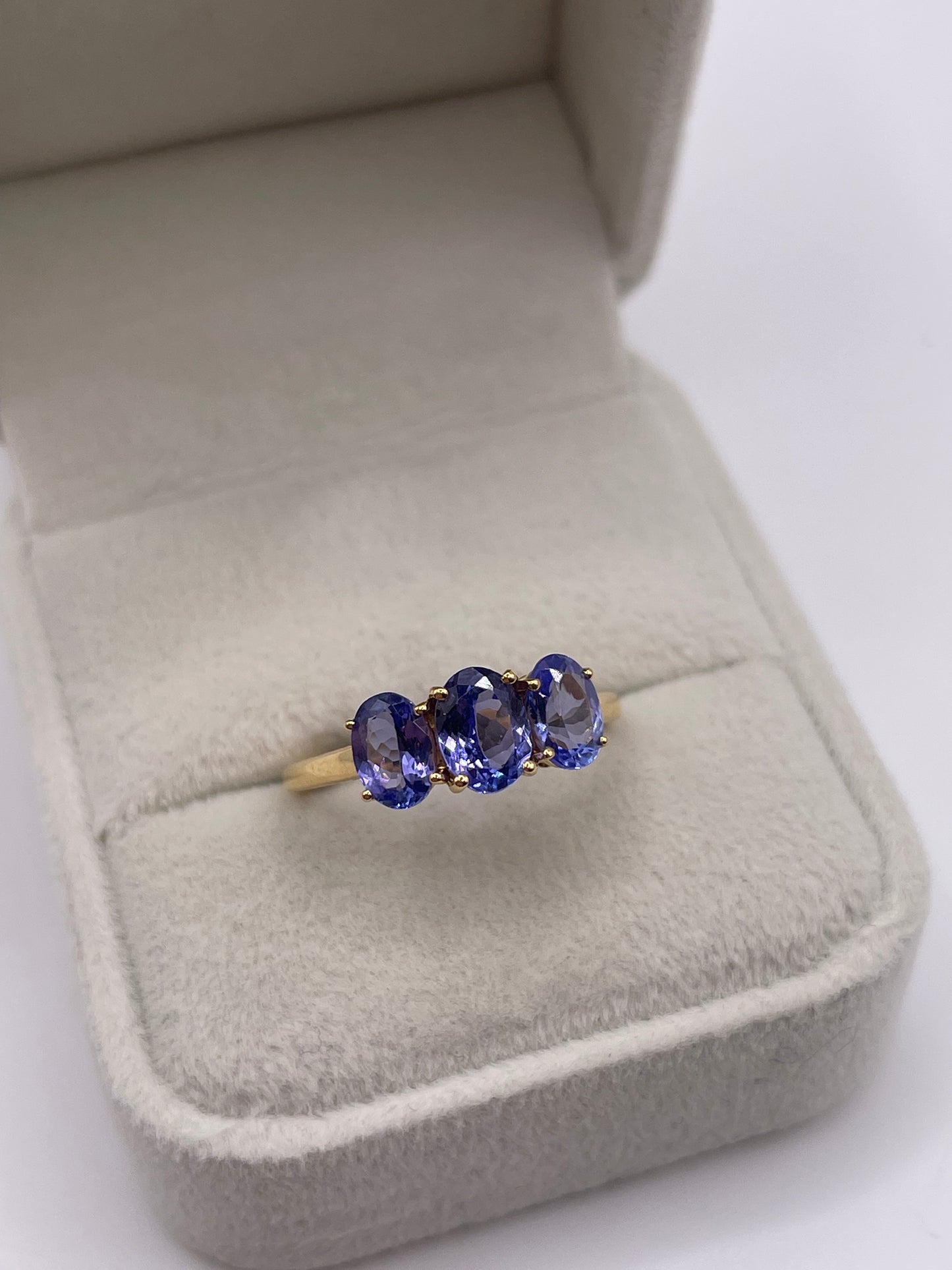 18ct gold tanzanite ring