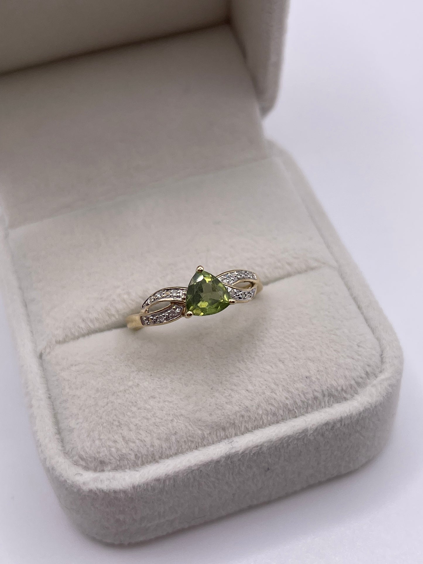 9ct gold quartz and diamond ring
