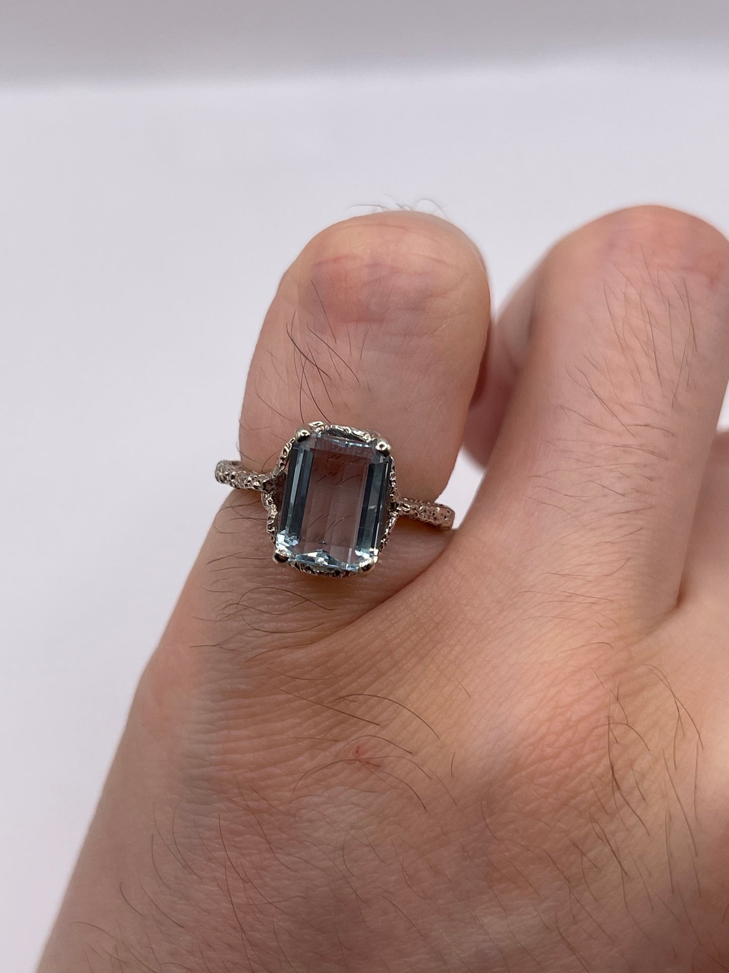9ct white gold aquamarine ring