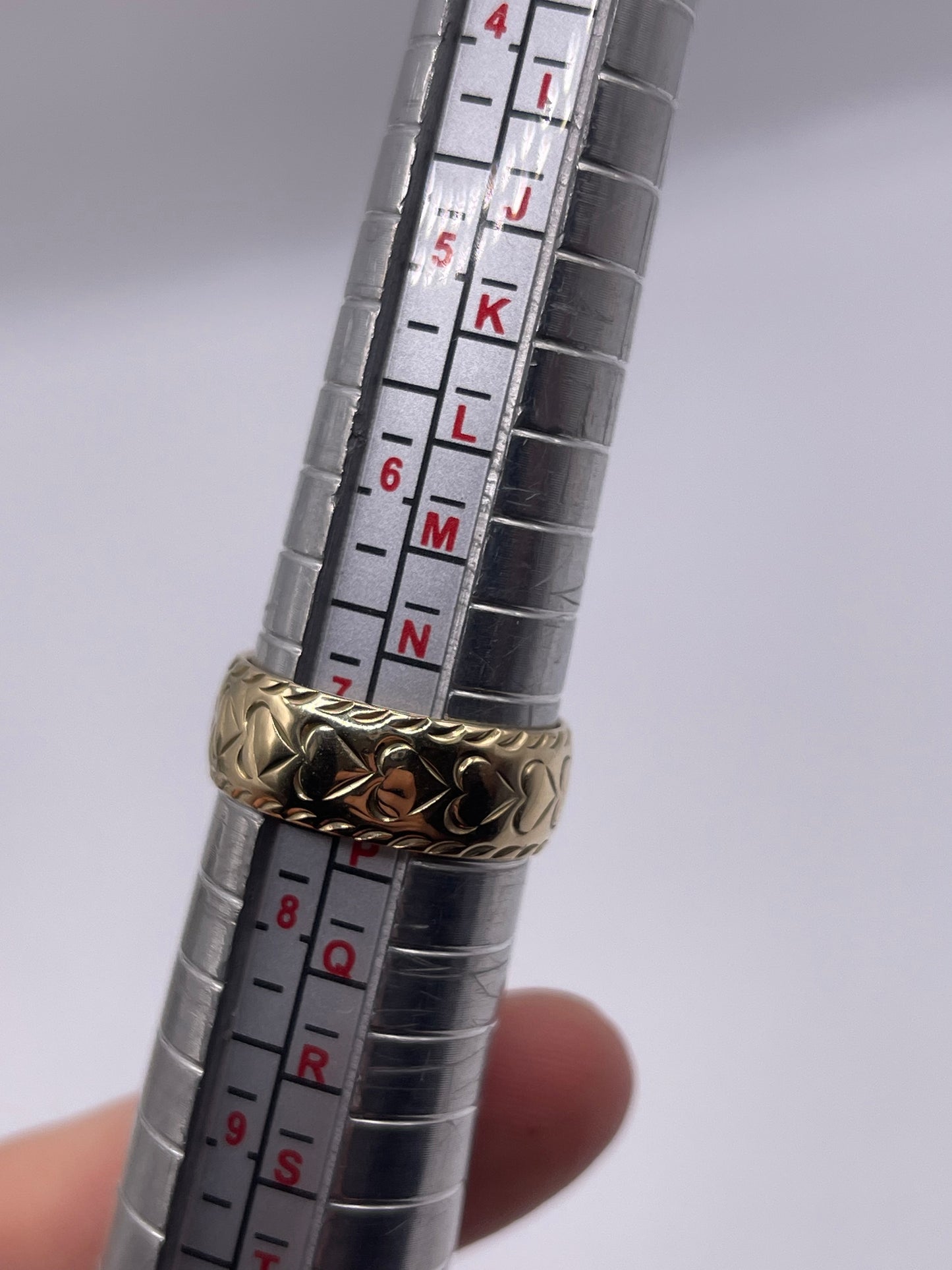 9ct gold patterned band