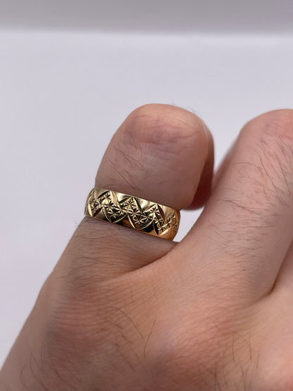 9ct gold patterned band