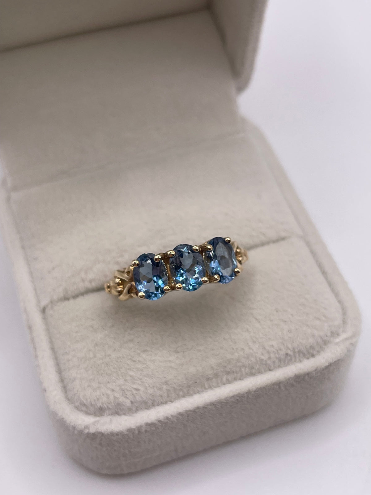 9ct gold blue topaz ring
