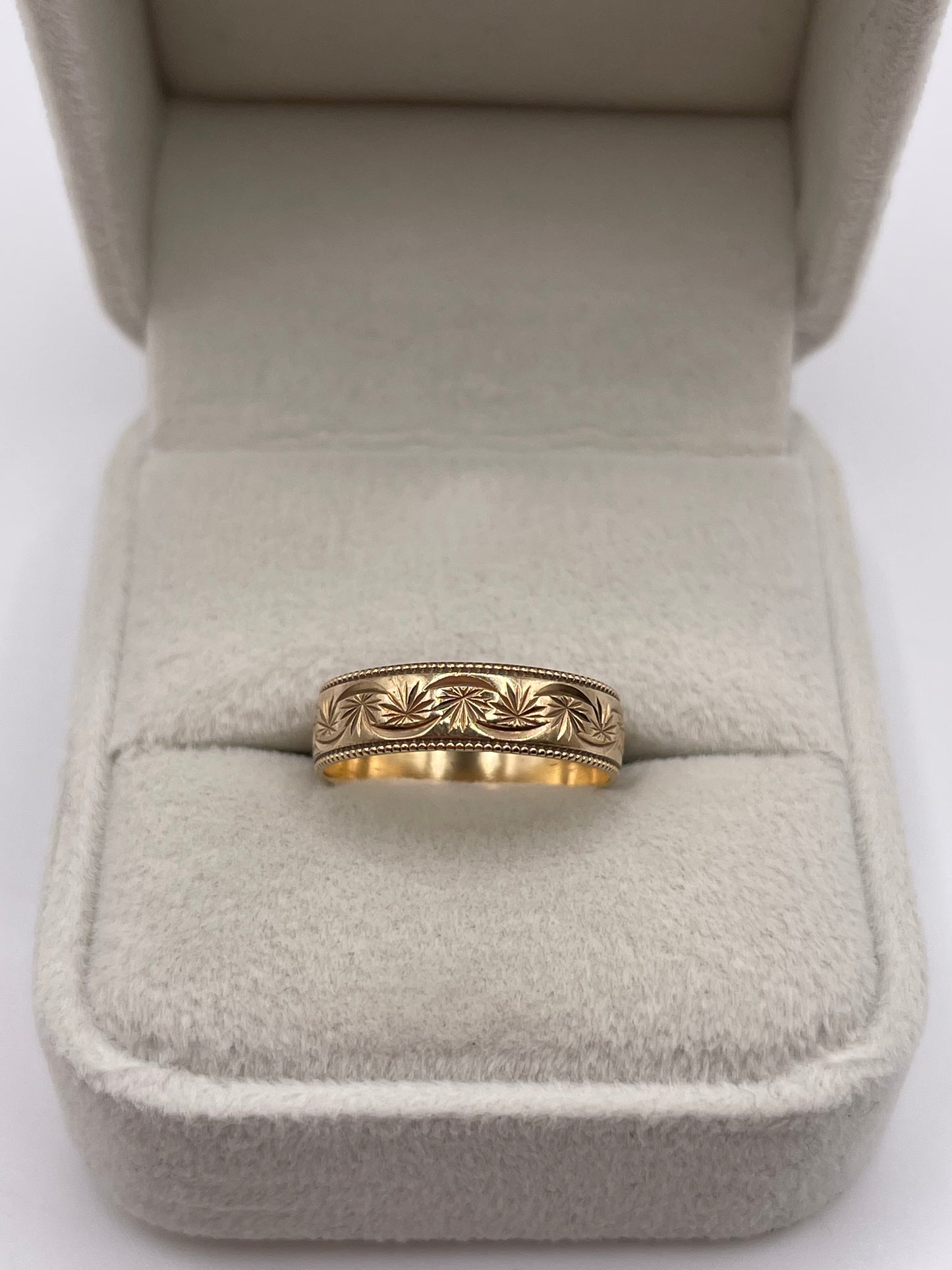 9ct gold patterned ring