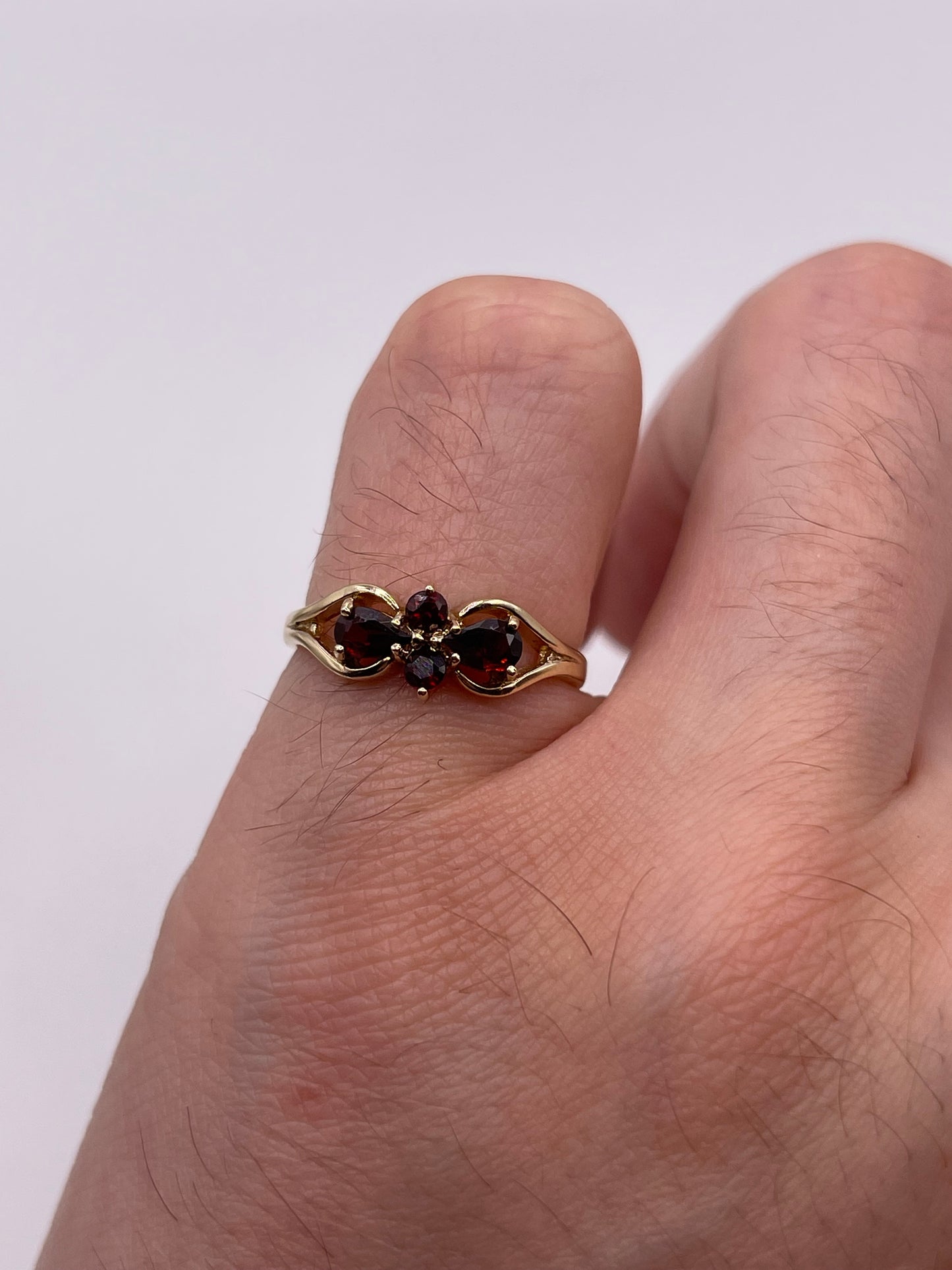 9ct gold garnet ring