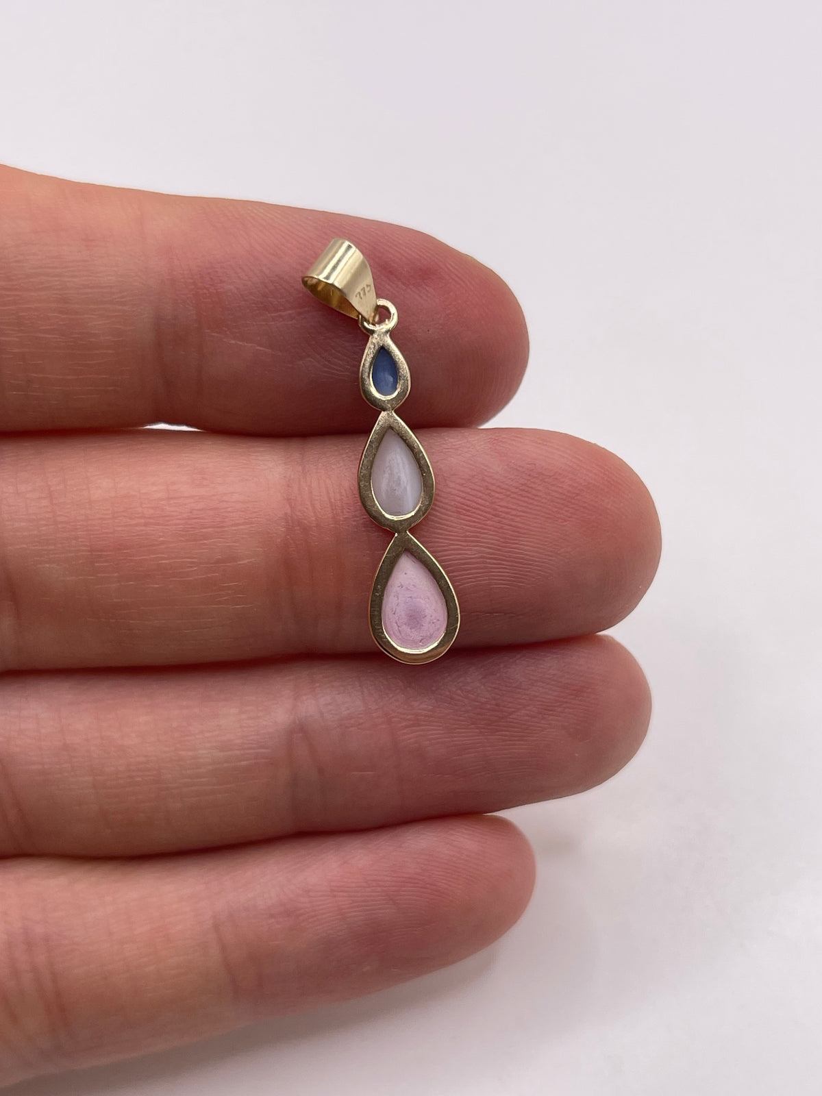 9ct gold mother of pearl pendant