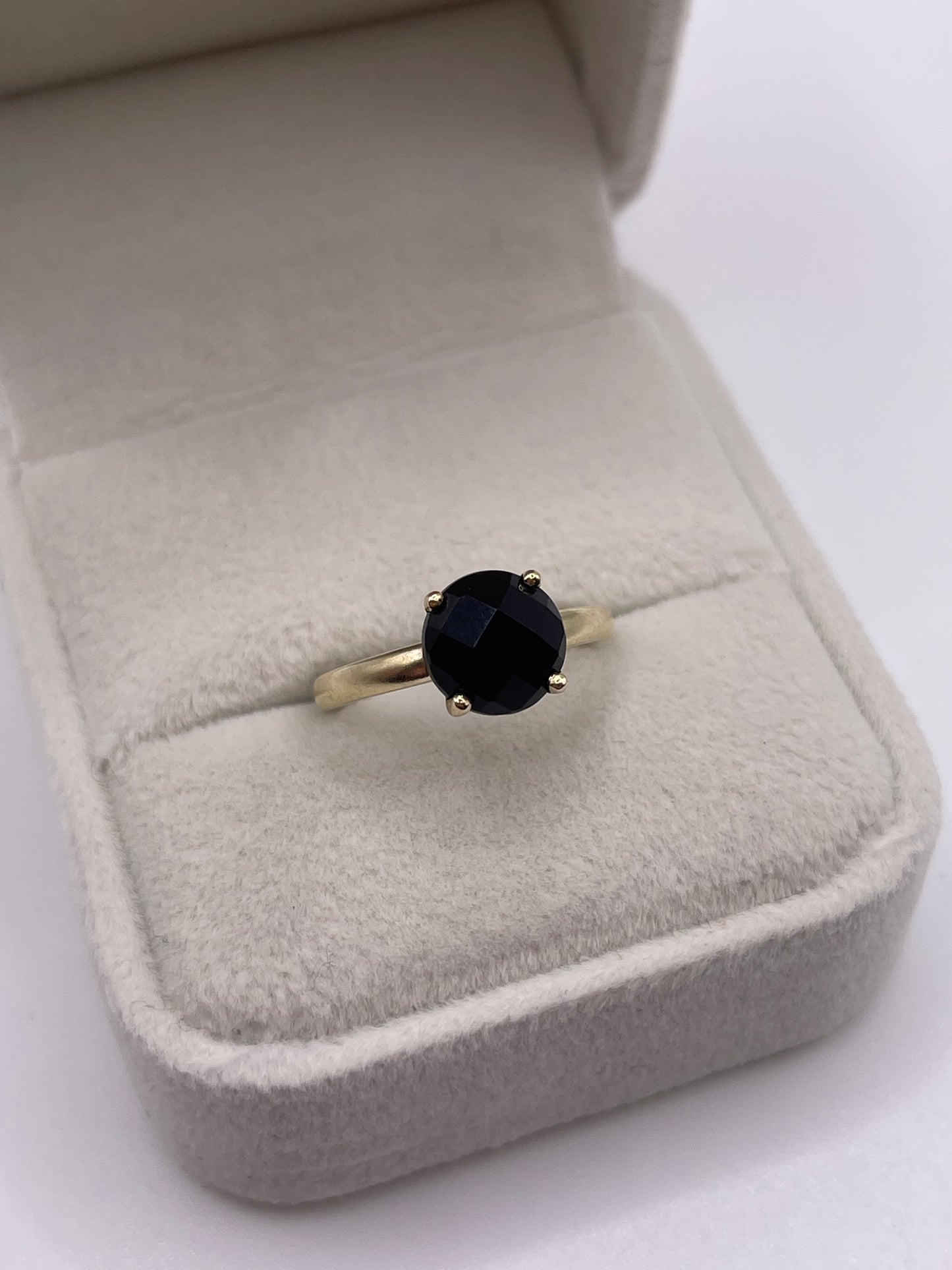 9ct gold black spinel ring
