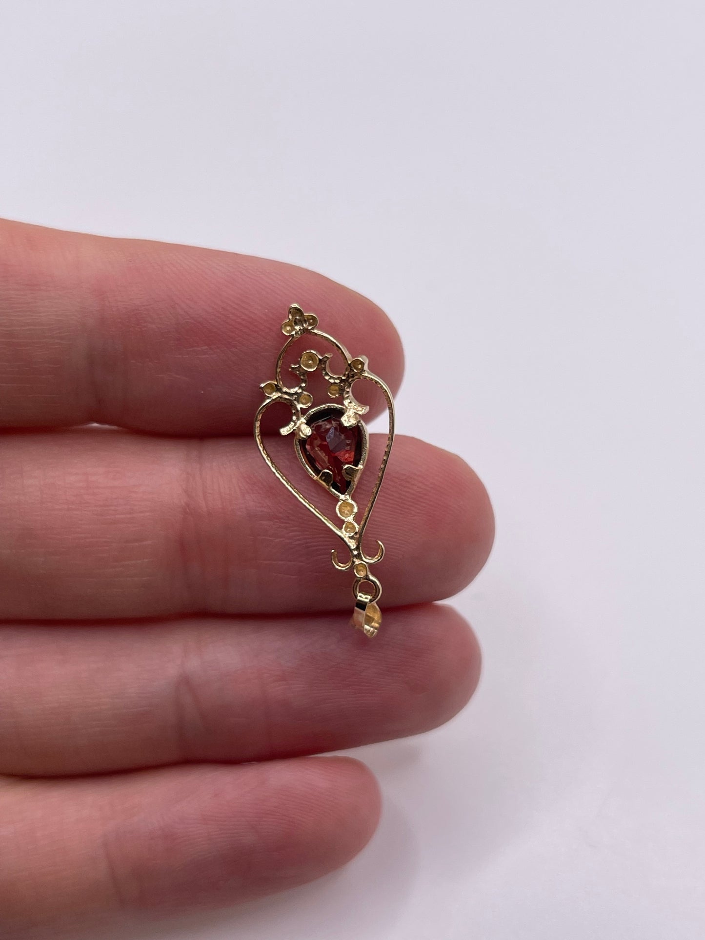 9ct gold garnet pendant